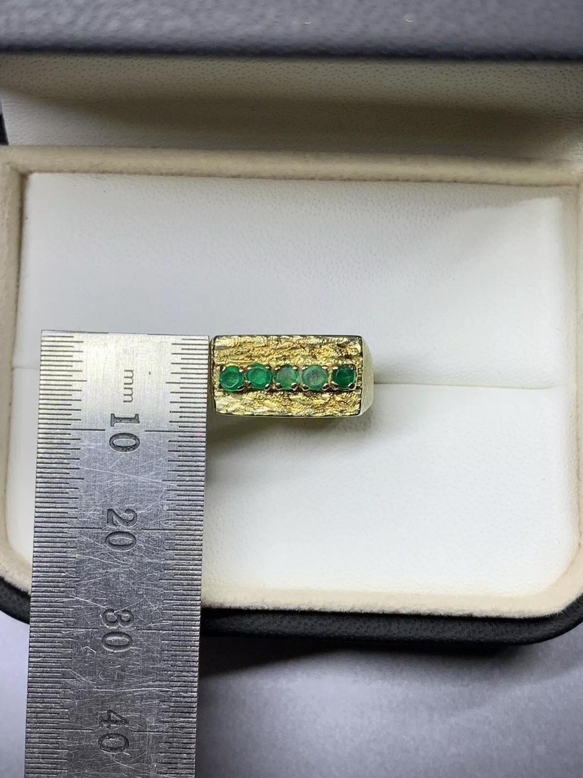 0.71ct Emerald green signet ring in 14ct yellow gold. In New Condition For Sale In London, GB