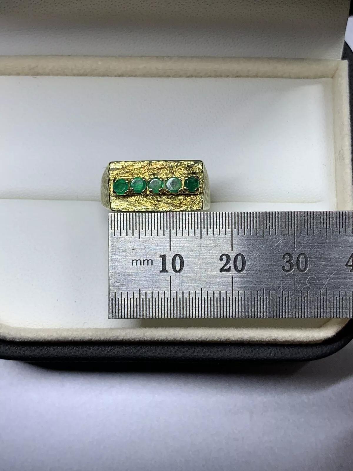 Women's or Men's 0.71ct Emerald green signet ring in 14ct yellow gold. For Sale