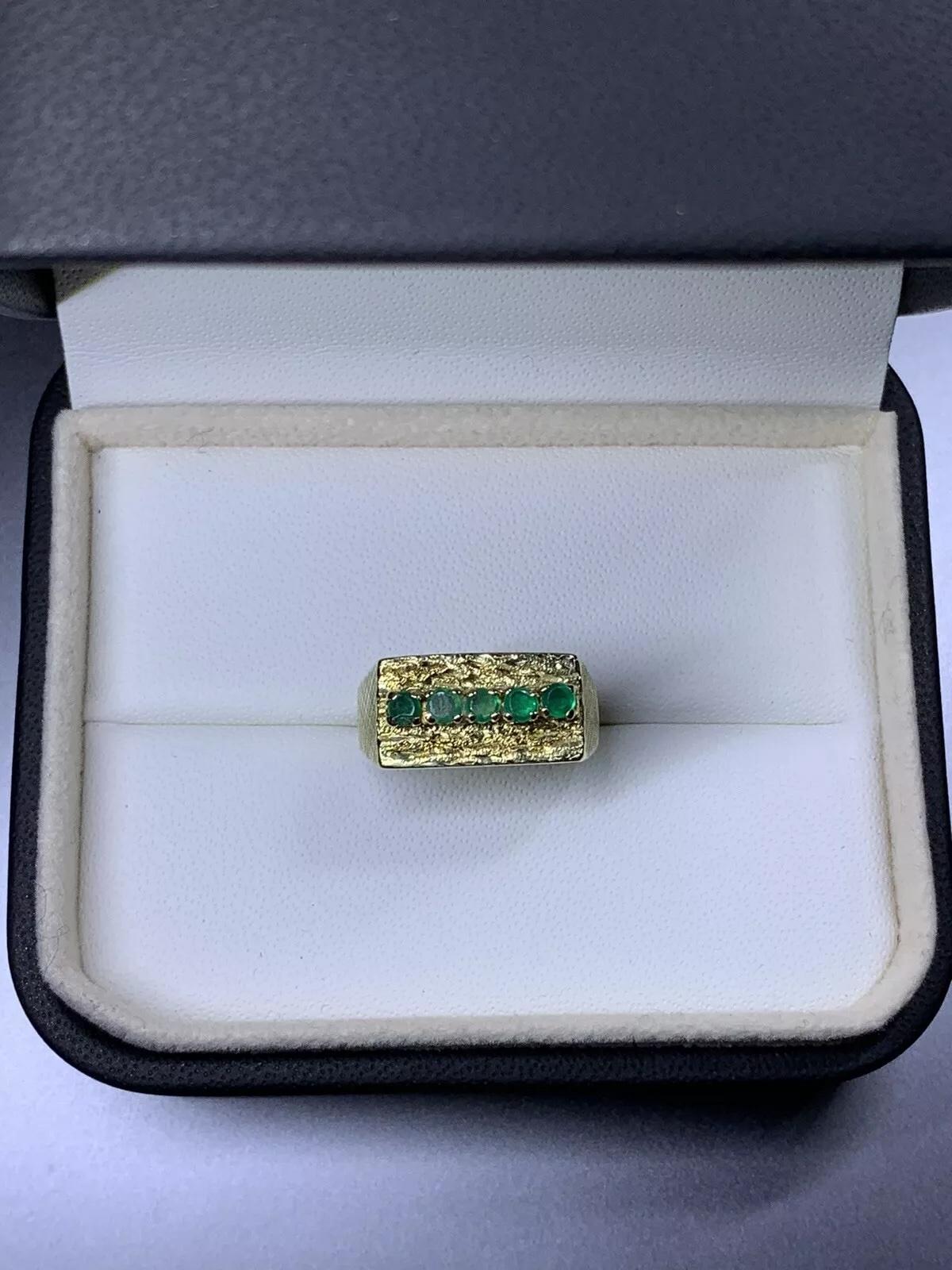 0.71ct Emerald green signet ring in 14ct yellow gold. For Sale 1