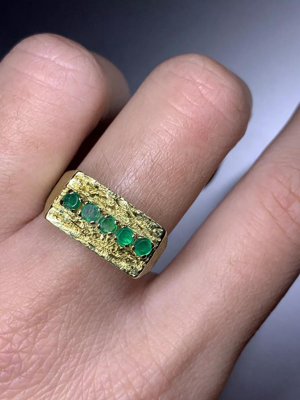 0.71ct Emerald green signet ring in 14ct yellow gold. For Sale 2