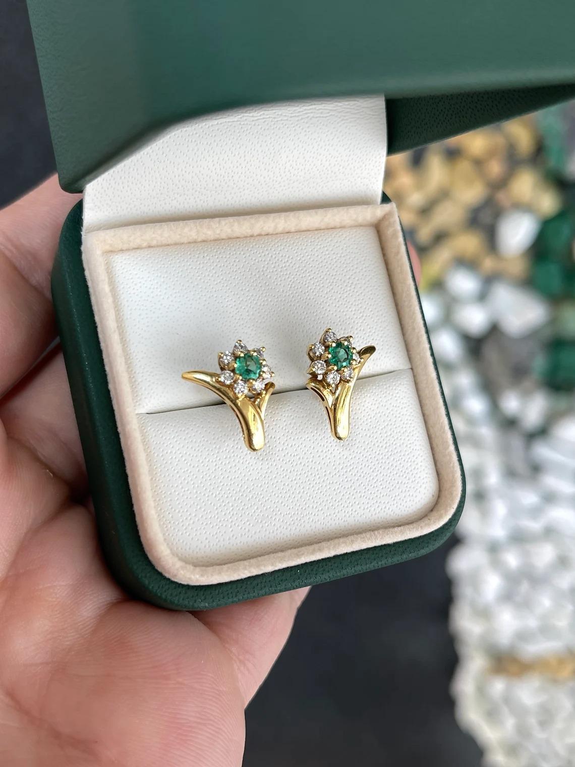 0.71tcw 18K Natural Round Colombian Emerald & Diamond Floral Stud Earrings In New Condition For Sale In Jupiter, FL