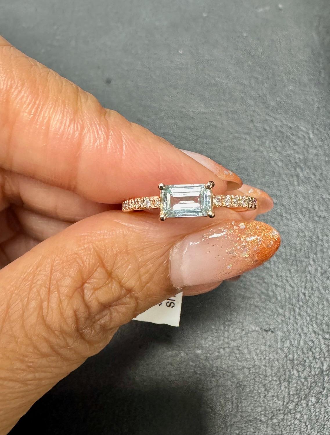 Bague cocktail en or rose avec aigue-marine de 0.72 carat et diamants en vente 2