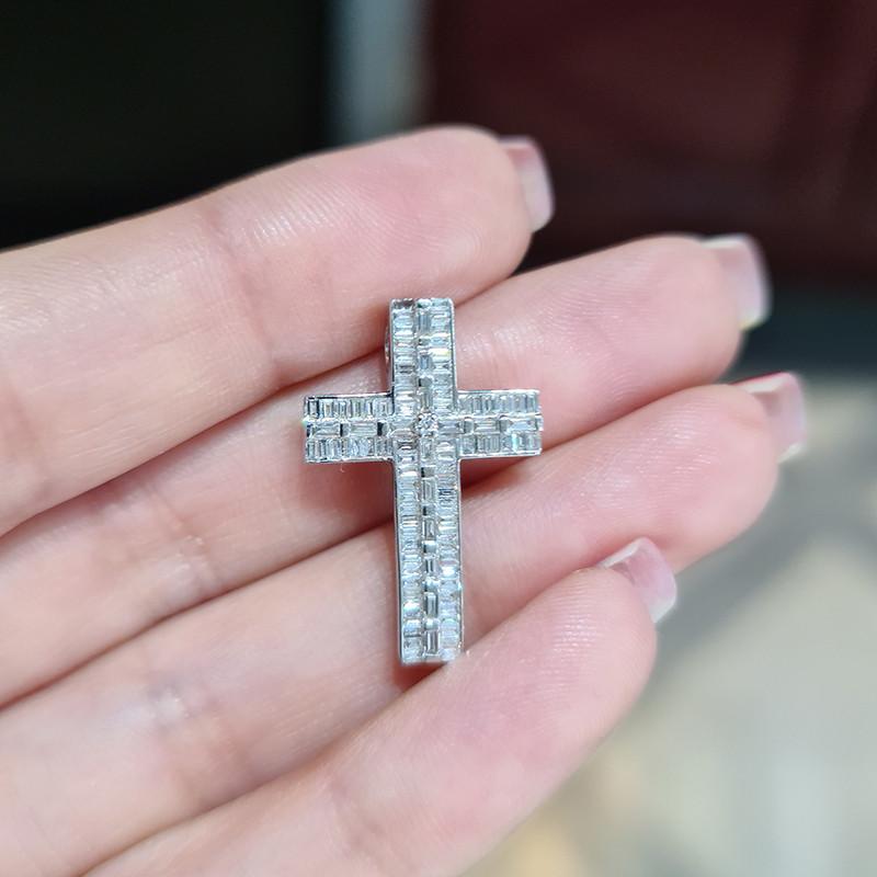 0.72 Carat Diamond Cross Pendant In New Condition For Sale In London, GB