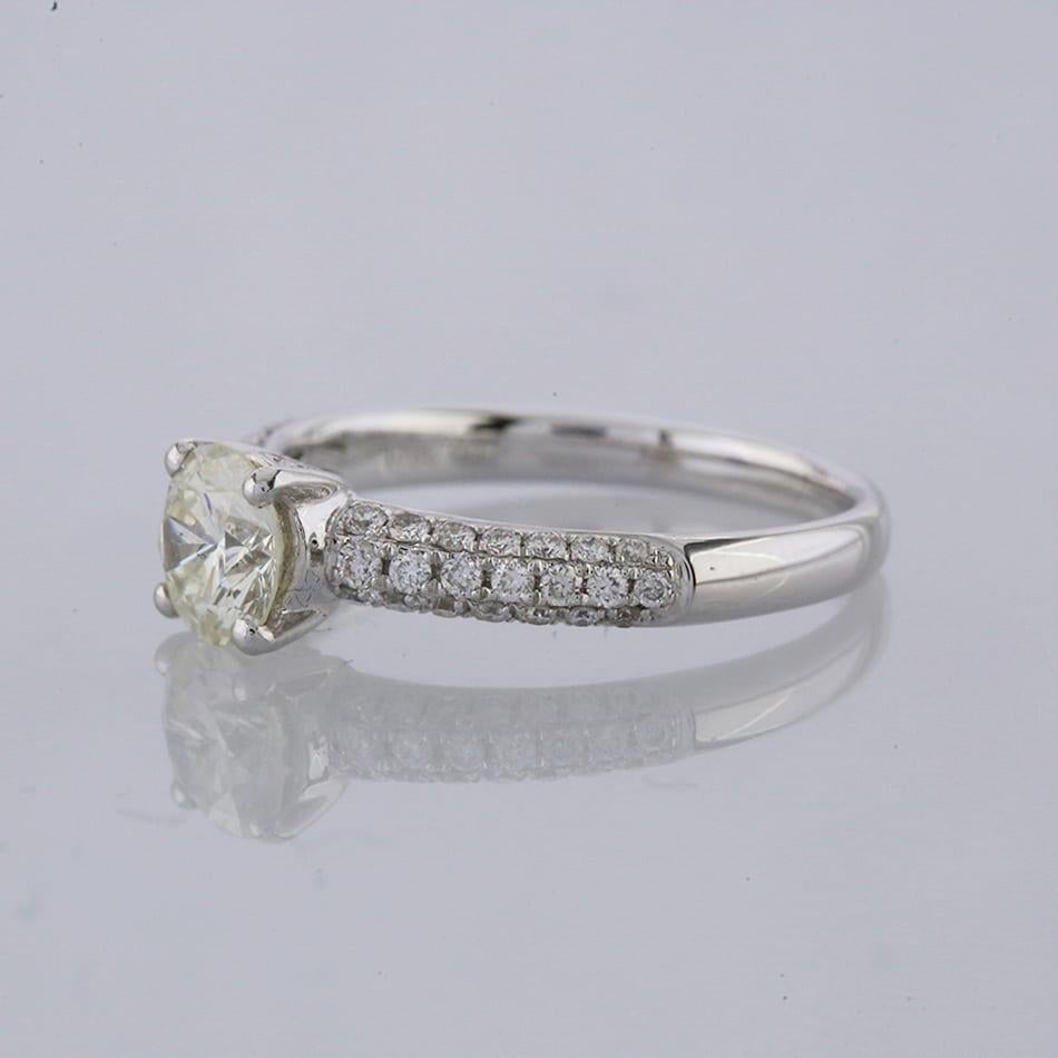 Si tratta di un anello solitario con diamante in oro bianco 18 ct. Il diamante è incastonato in una montatura a 4 griffe rialzate con una spalla incastonata a pavé su ciascun lato.

Condit: Usato (Molto Buono)
Peso: 3.1 grammi
Dimensioni: N
Peso