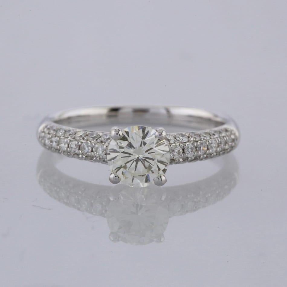 Anello di fidanzamento solitario con diamante da 0.72 carati In condizioni buone a London, GB
