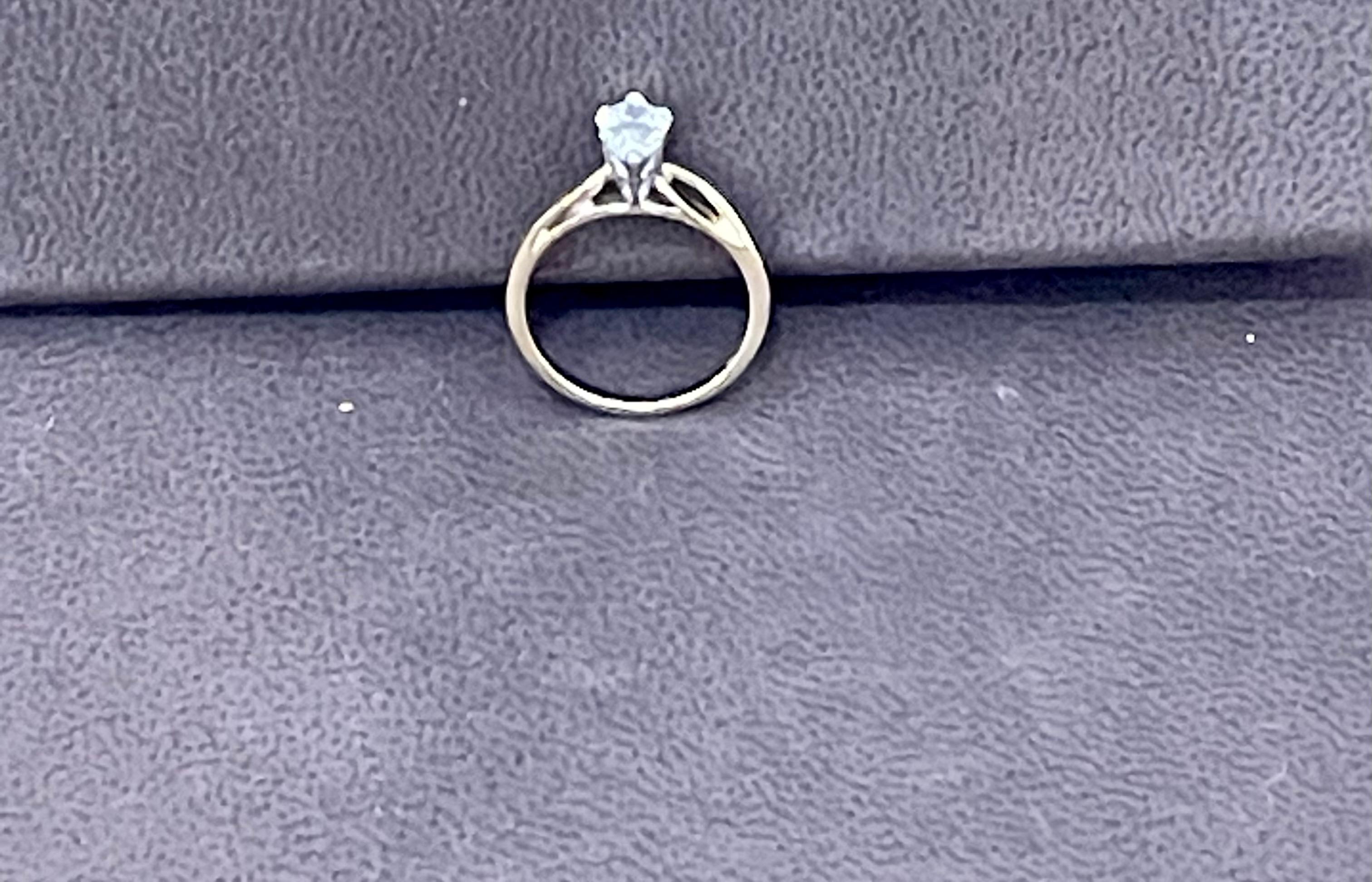Women's 0.72 Carat Diamond Solitaire Pear Shape VS/E Engagement Ring 14 Kt Yellow Gold For Sale