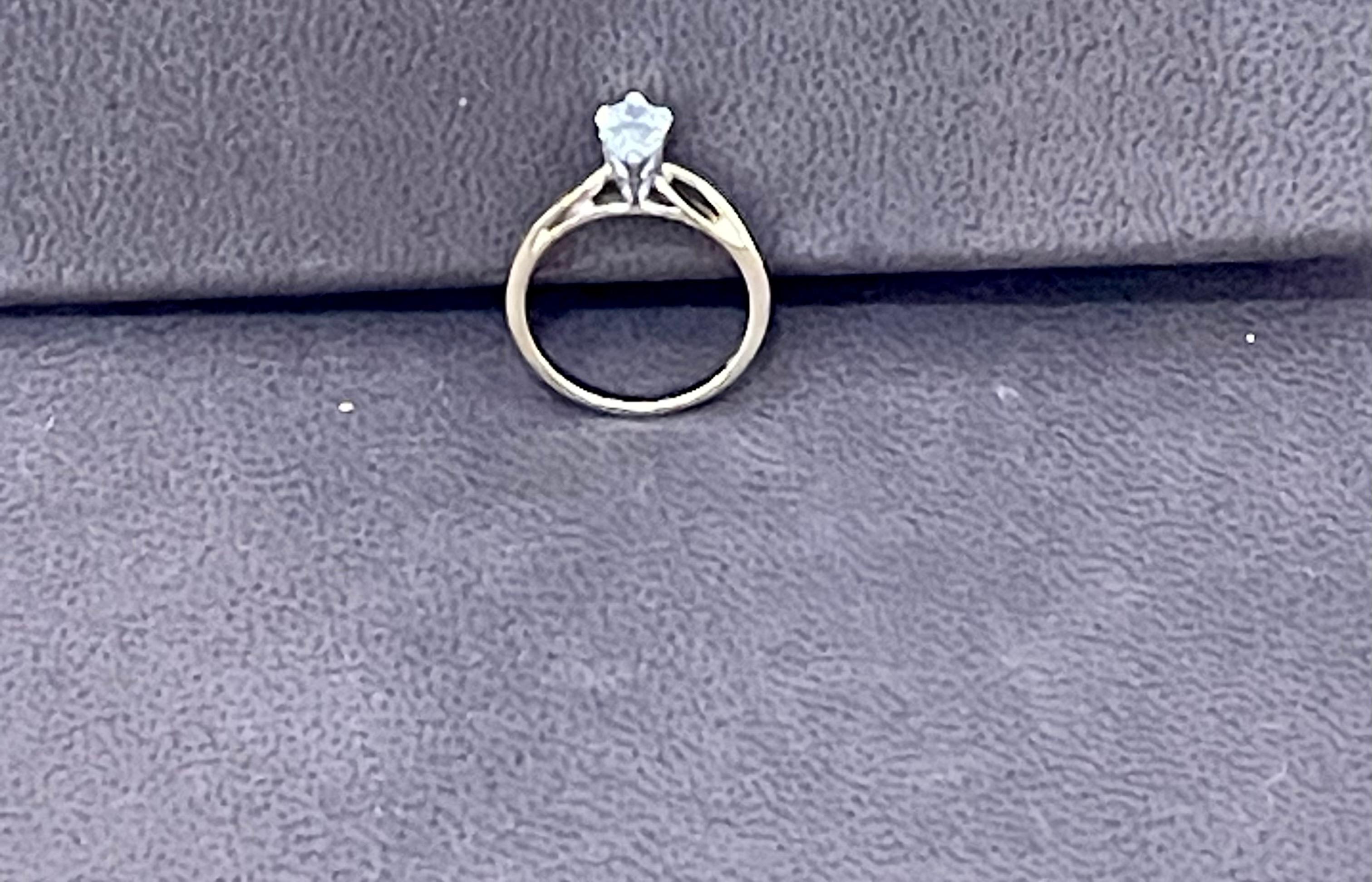 Anello di fidanzamento solitario con diamante da 0,72 carati a forma di pera VS/E in oro giallo 14 Kt in vendita 3
