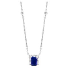 Collier pendentif en or blanc 18 carats avec saphir bleu taille émeraude de 0,72 carat et diamants