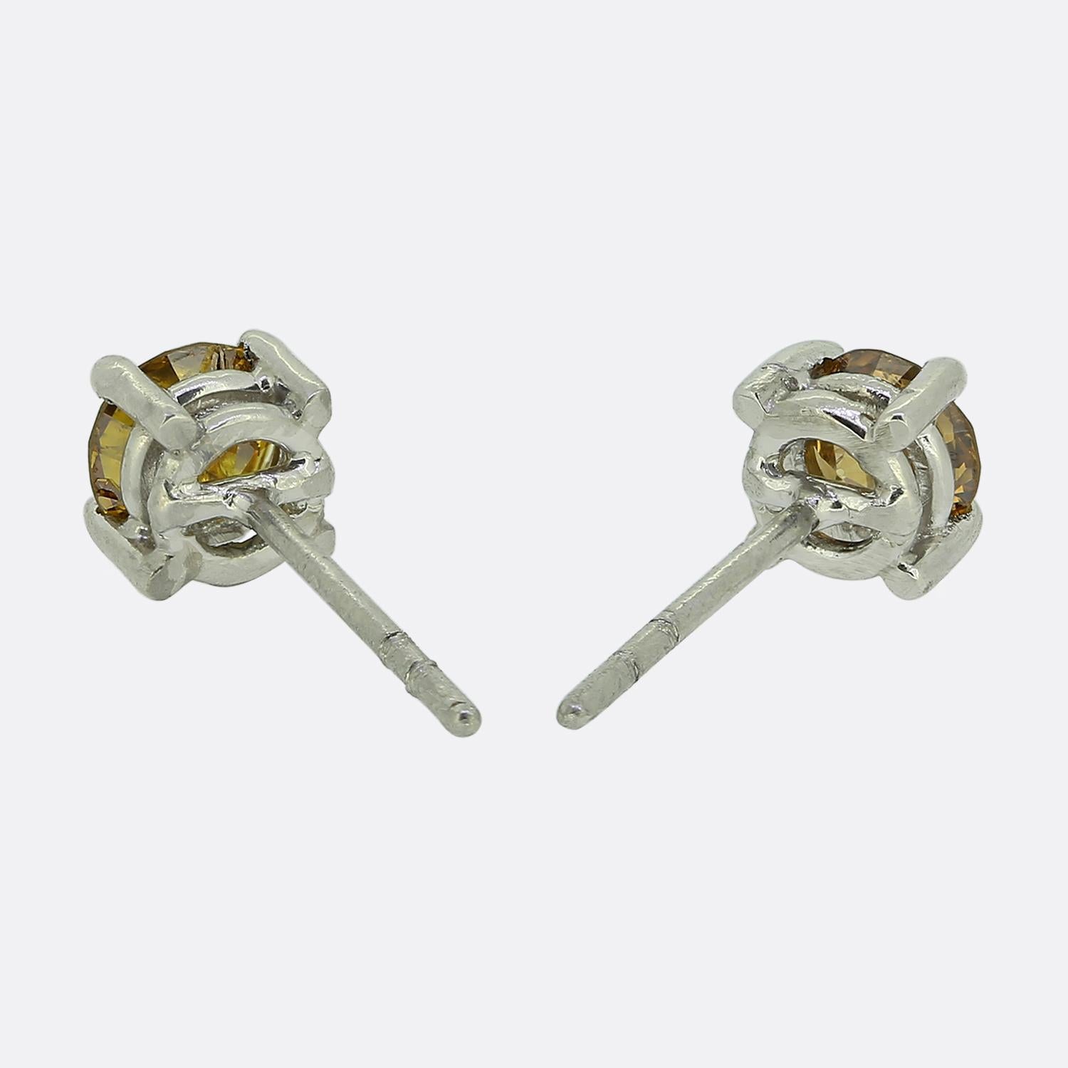Taille brillant Boucles d'oreilles en diamant jaune orange de 0,72 carat en vente