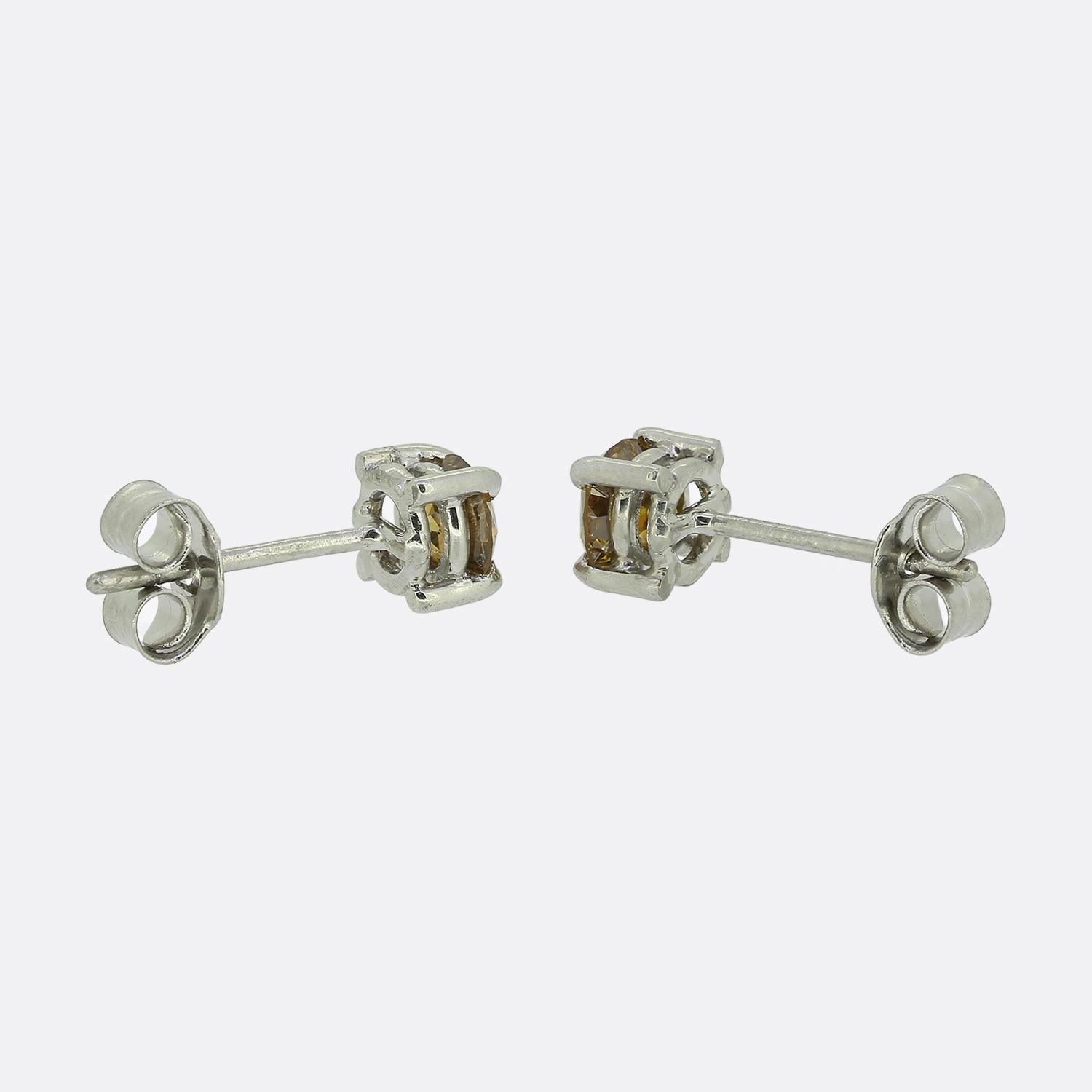Boucles d'oreilles en diamant jaune orange de 0,72 carat Bon état - En vente à London, GB