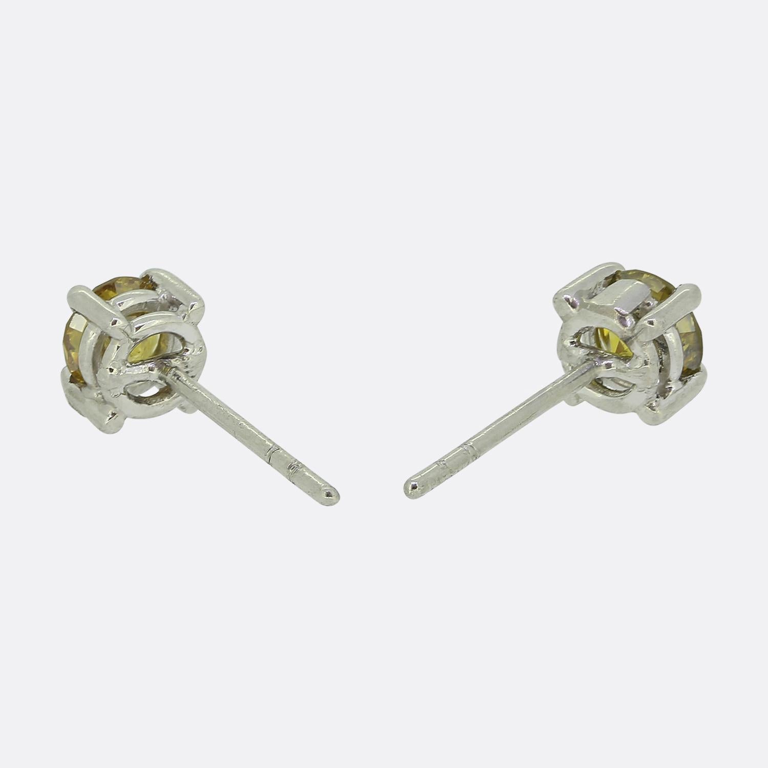 Taille ronde Boucles d'oreilles en diamant jaune de 0,72 carat en vente