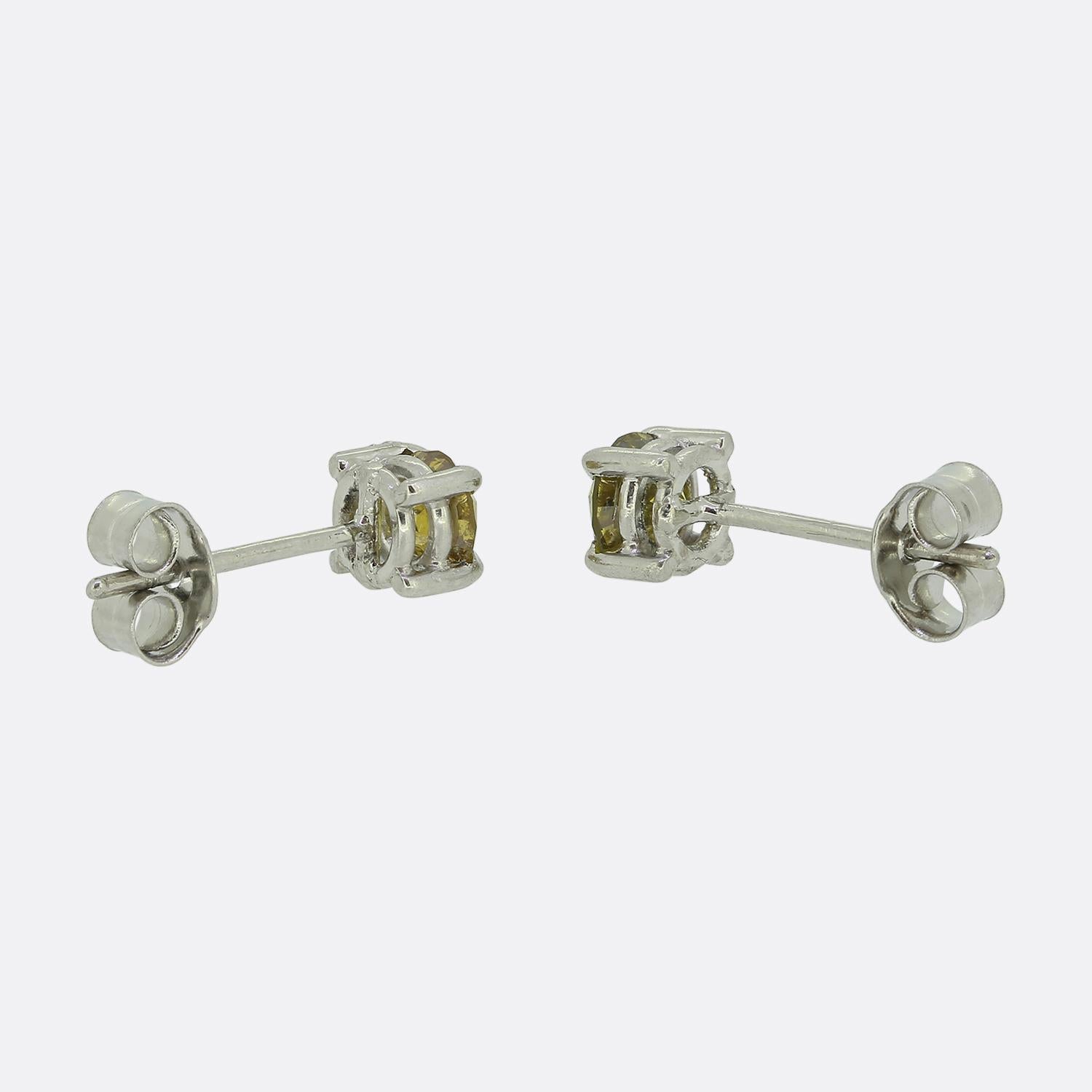 Boucles d'oreilles en diamant jaune de 0,72 carat Bon état - En vente à London, GB