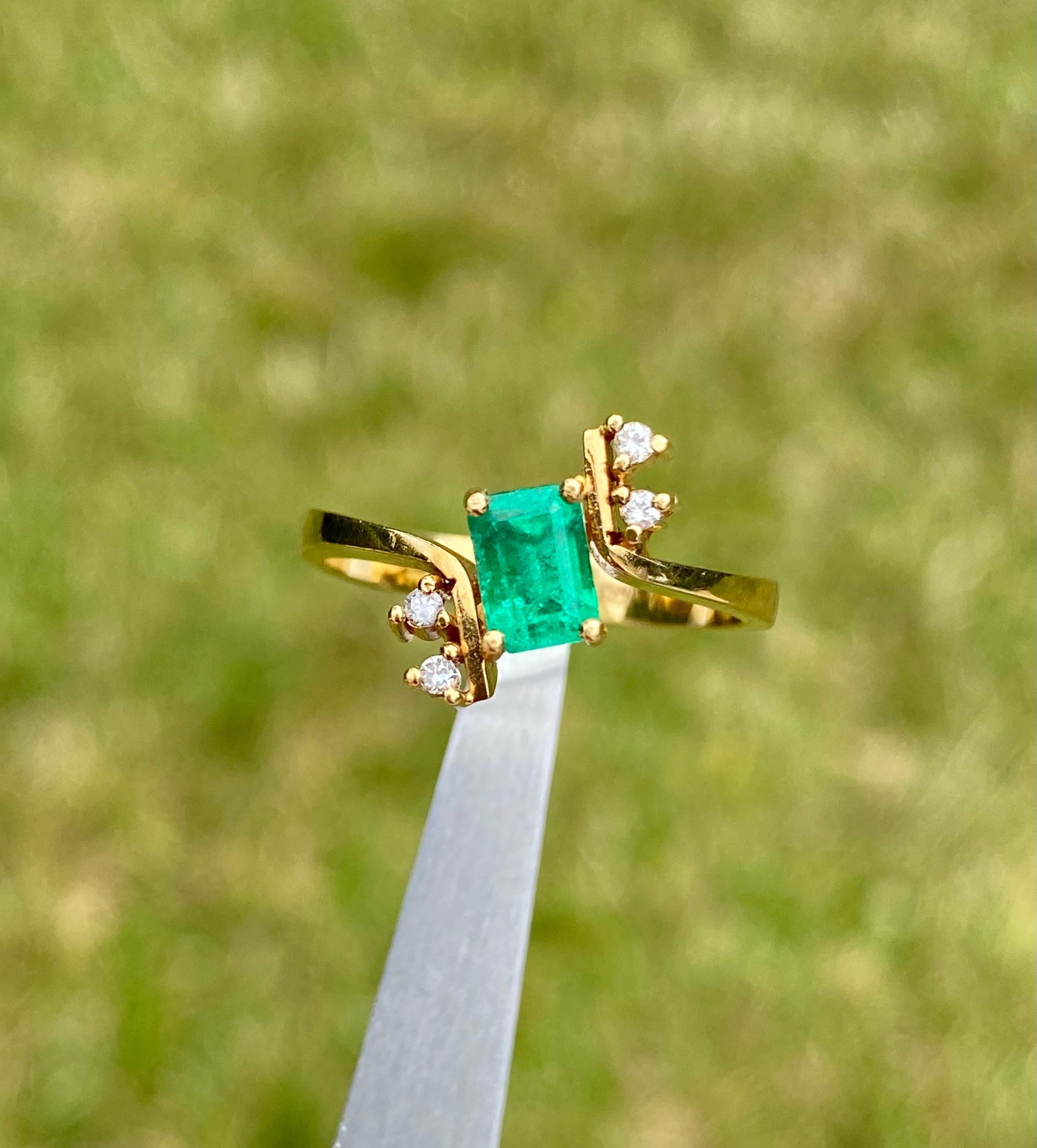 Modern 0.72 Carat Natural Colombian Emerald and Natural Diamond Ring in 18k Solid Gold For Sale