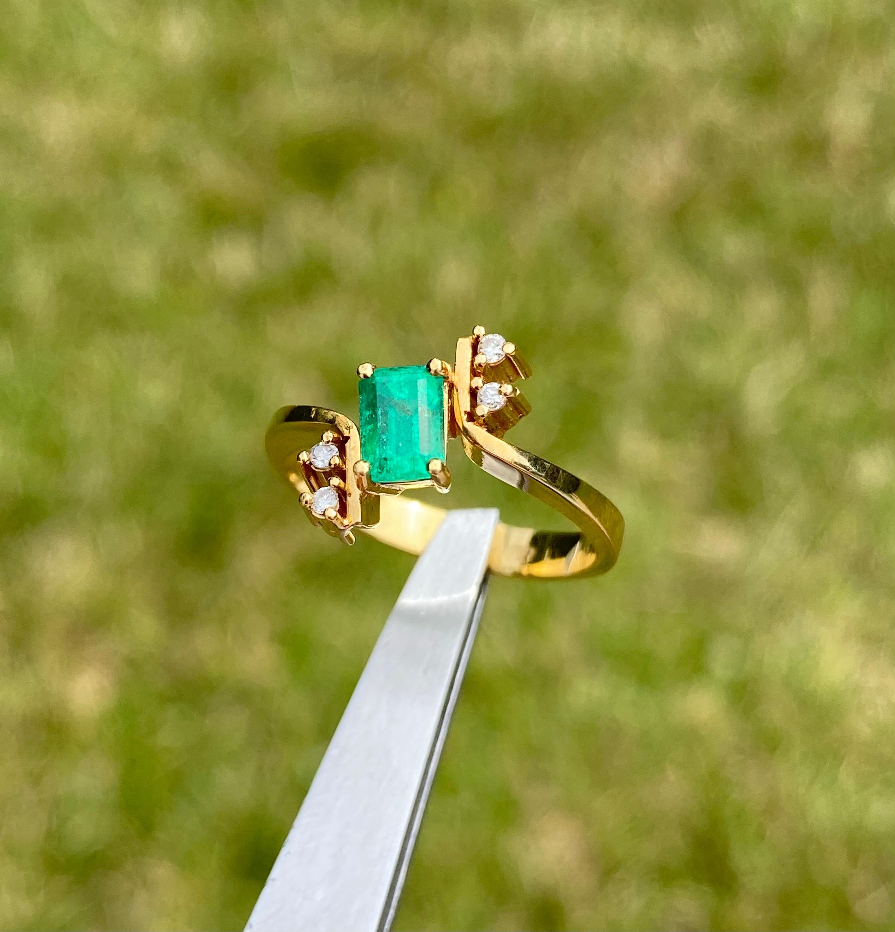Emerald Cut 0.72 Carat Natural Colombian Emerald and Natural Diamond Ring in 18k Solid Gold For Sale
