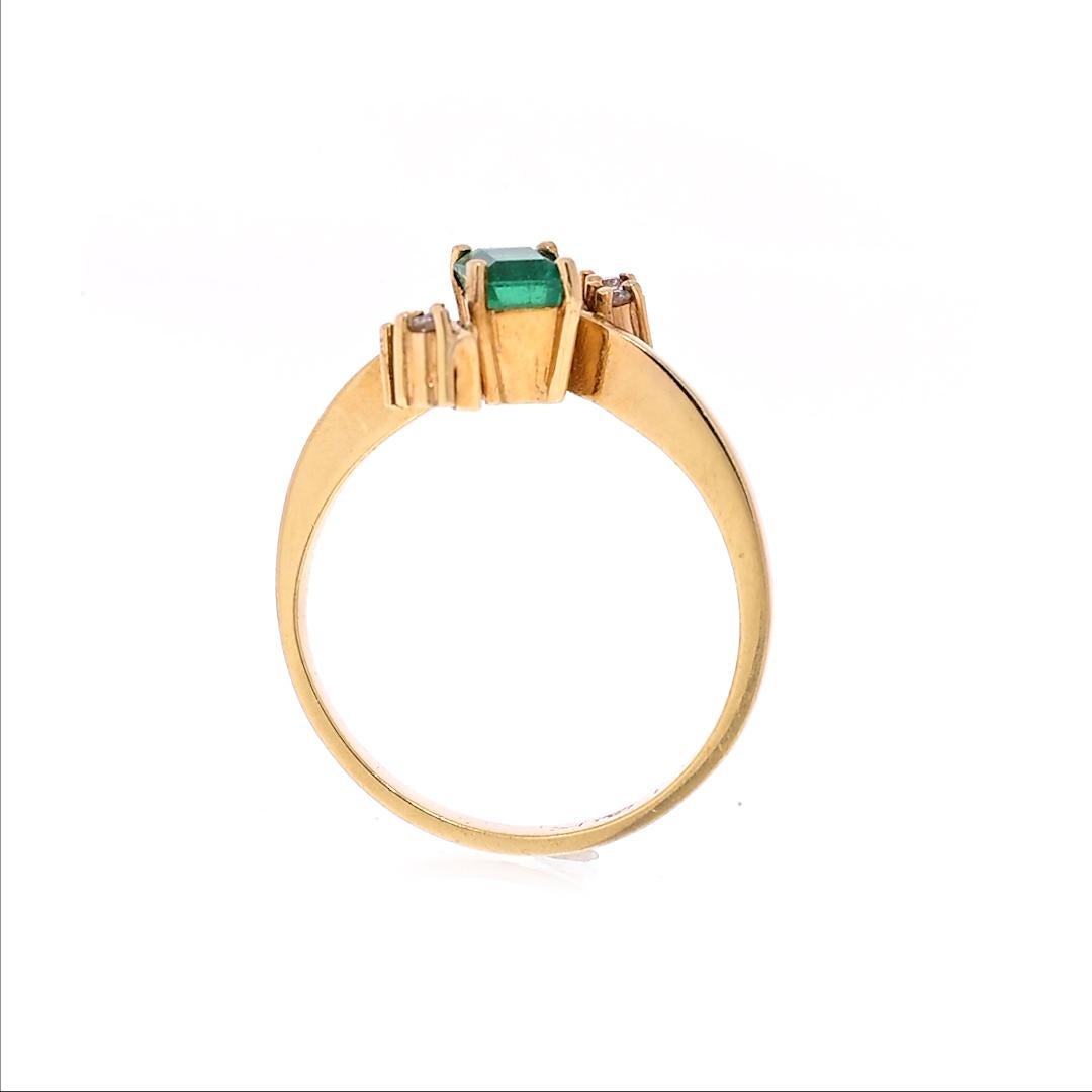 Women's 0.72 Carat Natural Colombian Emerald and Natural Diamond Ring in 18k Solid Gold For Sale