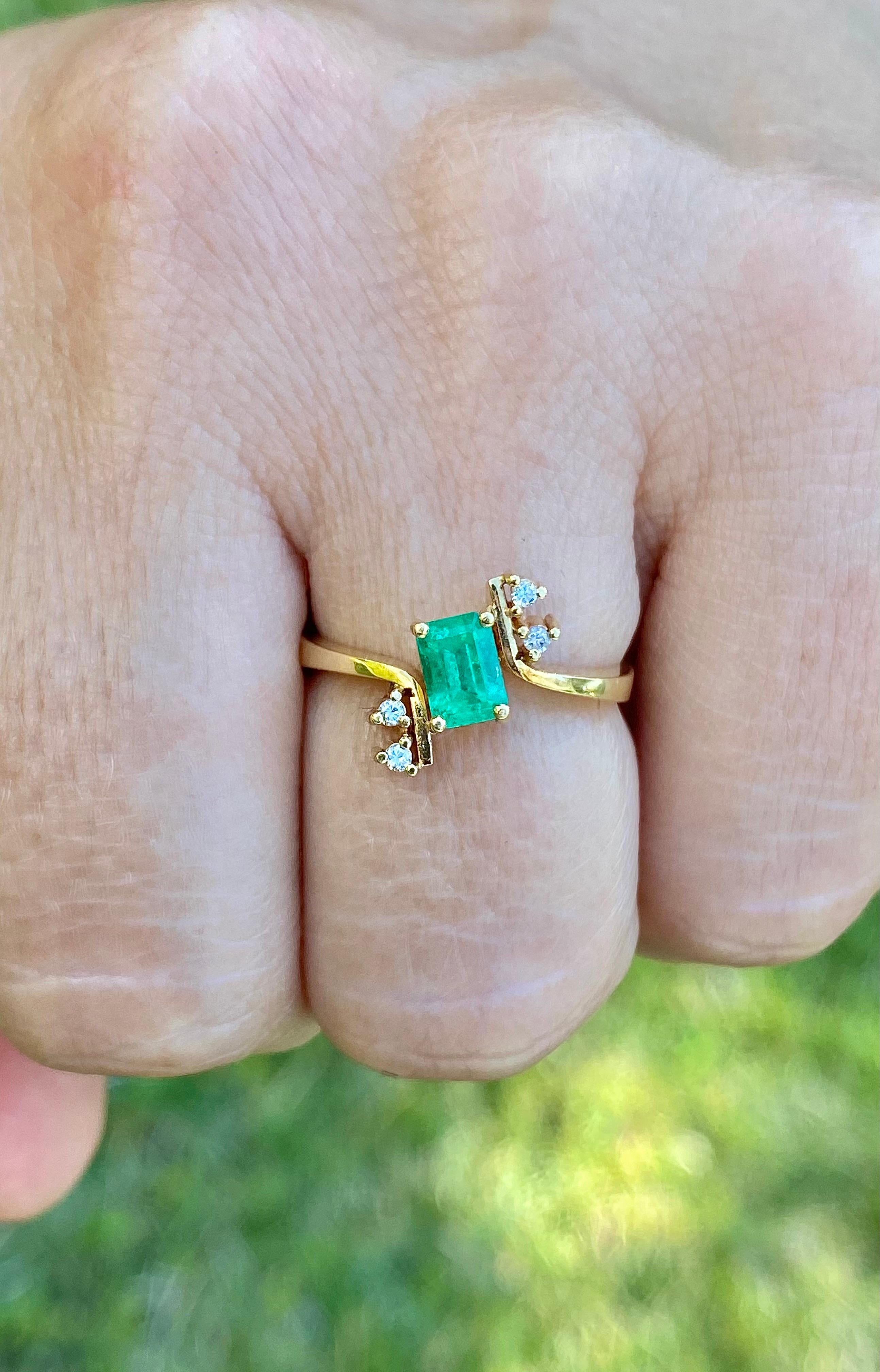 0.72 Carat Natural Colombian Emerald and Natural Diamond Ring in 18k Solid Gold For Sale 3