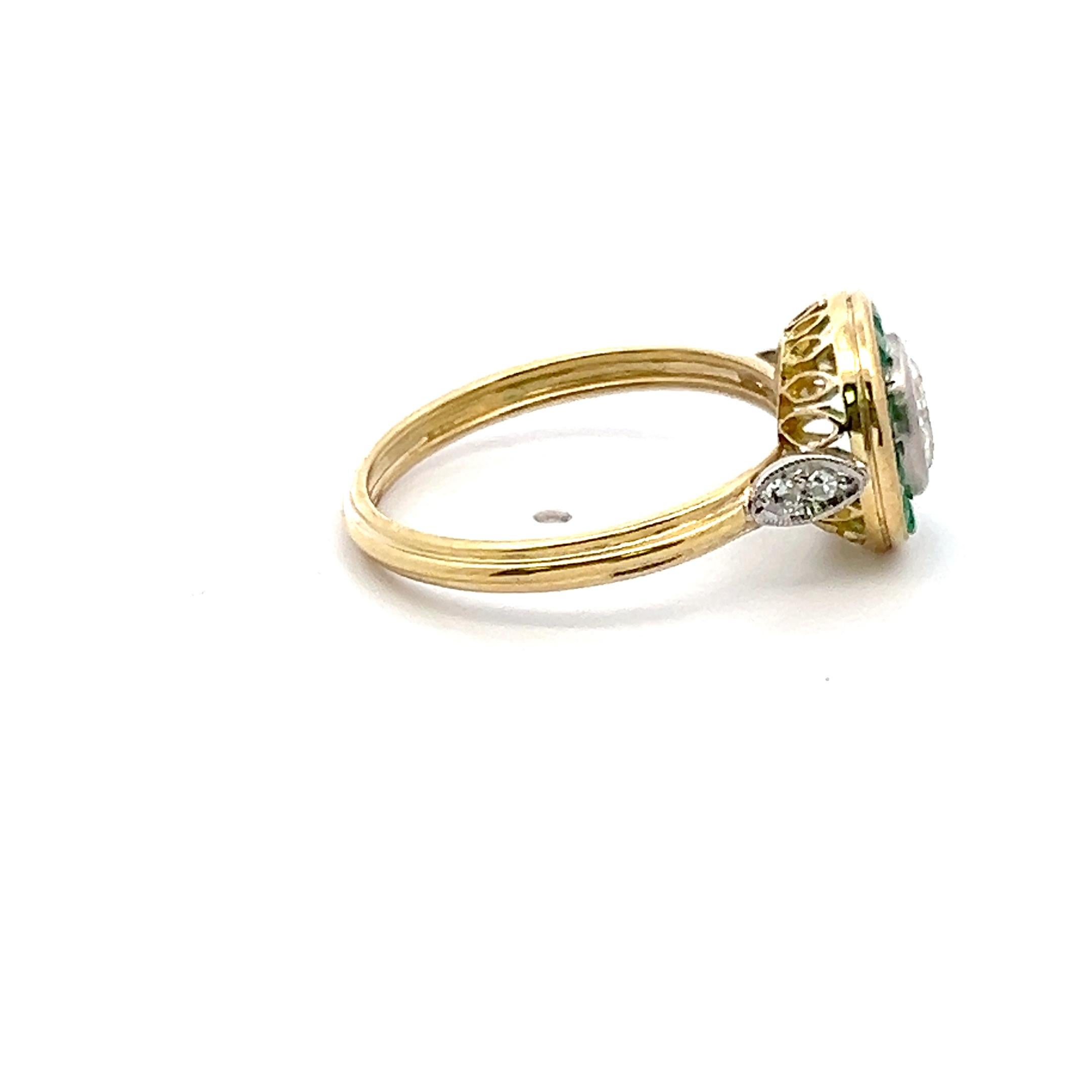 Taille vieille Europe Bague en or jaune 18 carats avec diamant taille européenne ancienne de 0,72 carat et émeraude de 0,30 carat en vente