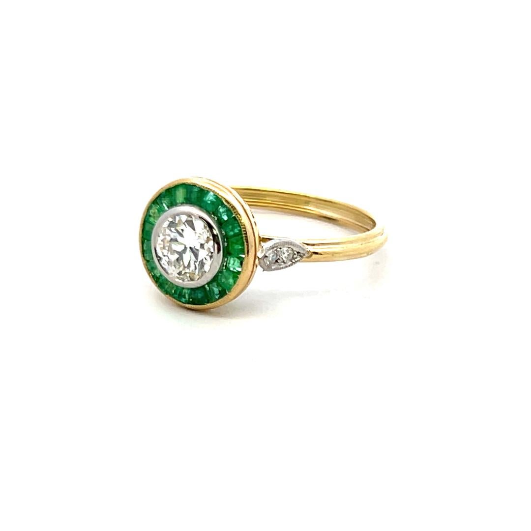 Bague en or jaune 18 carats avec diamant taille européenne ancienne de 0,72 carat et émeraude de 0,30 carat en vente 2