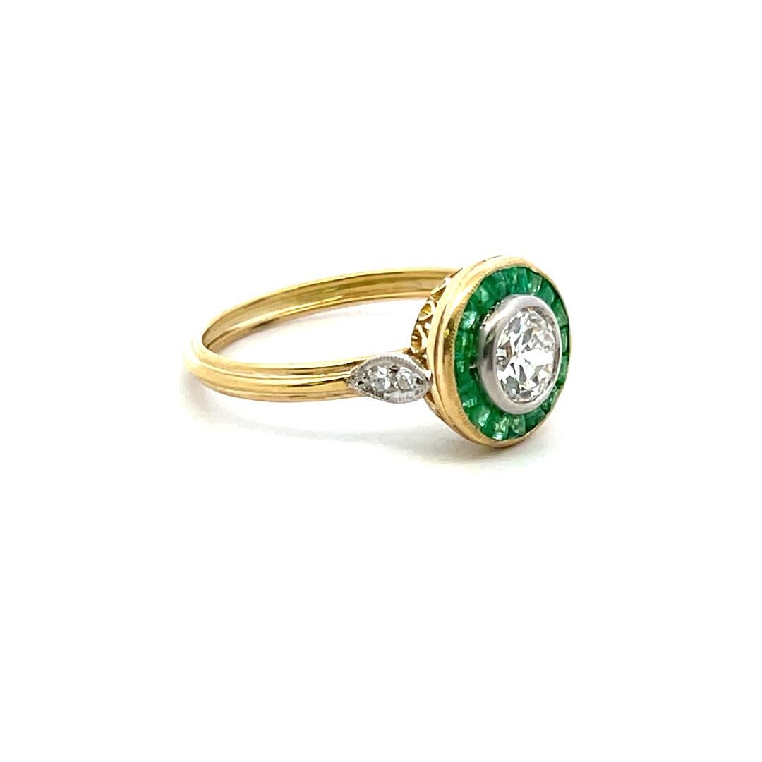 Bague en or jaune 18 carats avec diamant taille européenne ancienne de 0,72 carat et émeraude de 0,30 carat en vente 3