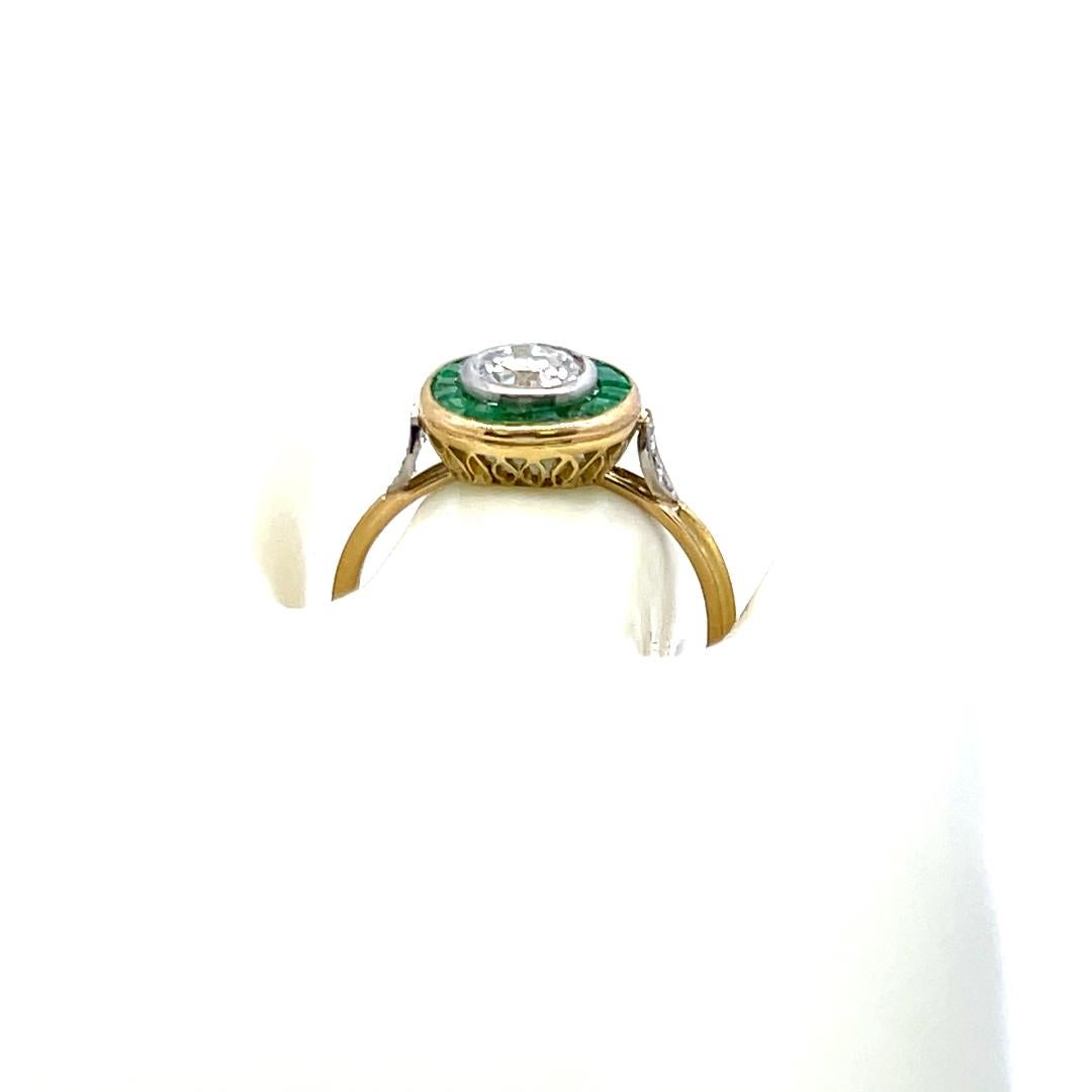 Bague en or jaune 18 carats avec diamant taille européenne ancienne de 0,72 carat et émeraude de 0,30 carat en vente 4