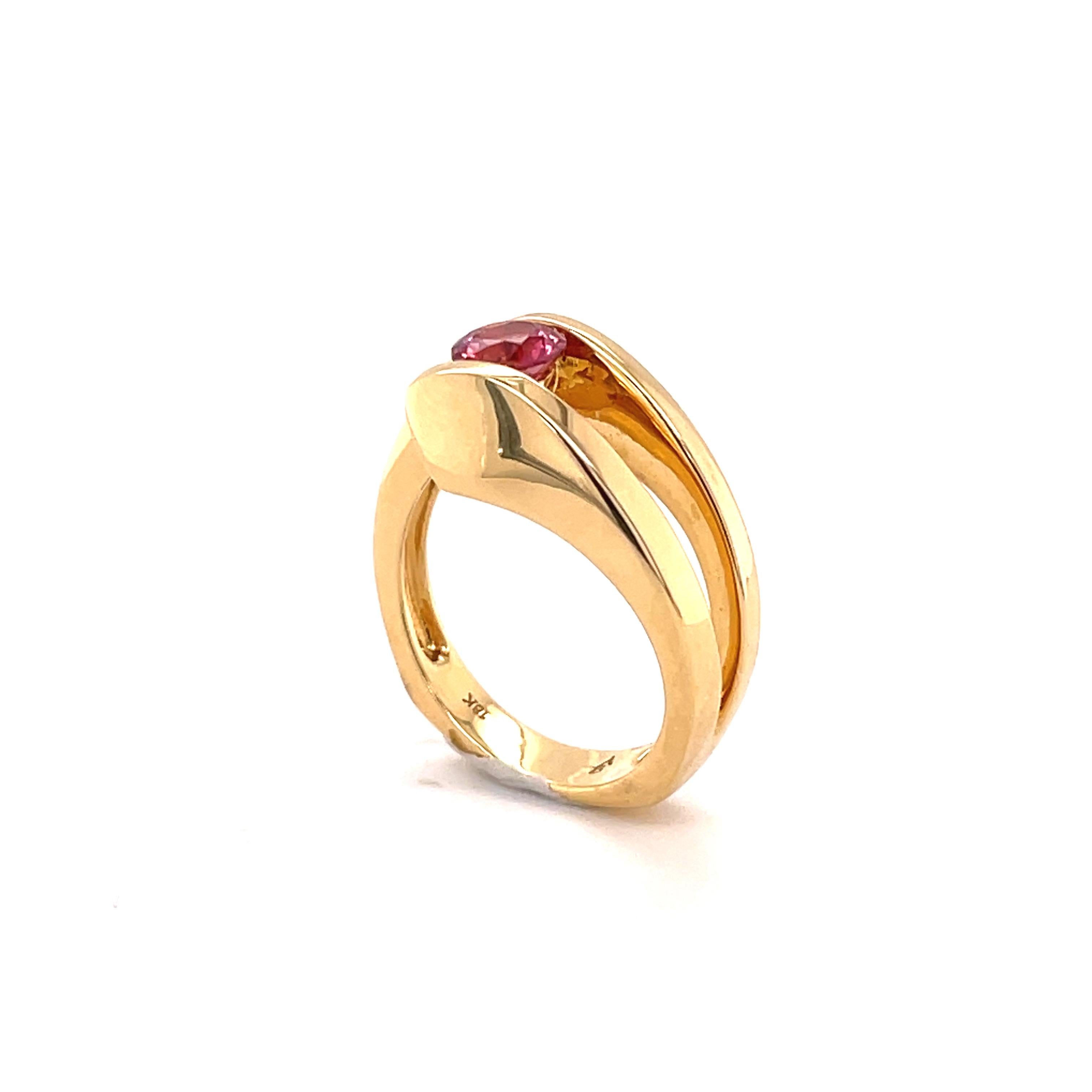 Contemporary 0.72 Carat Orangey-Pink Spinel and Diamond Gold Ring