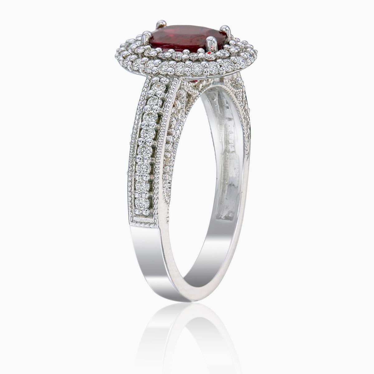 

Bague solitaire en or 18 carats composée de rubis rouges et de diamants.

    La pierre centrale est un rubis rouge de forme coussin de 0,72 carat certifié GRS 