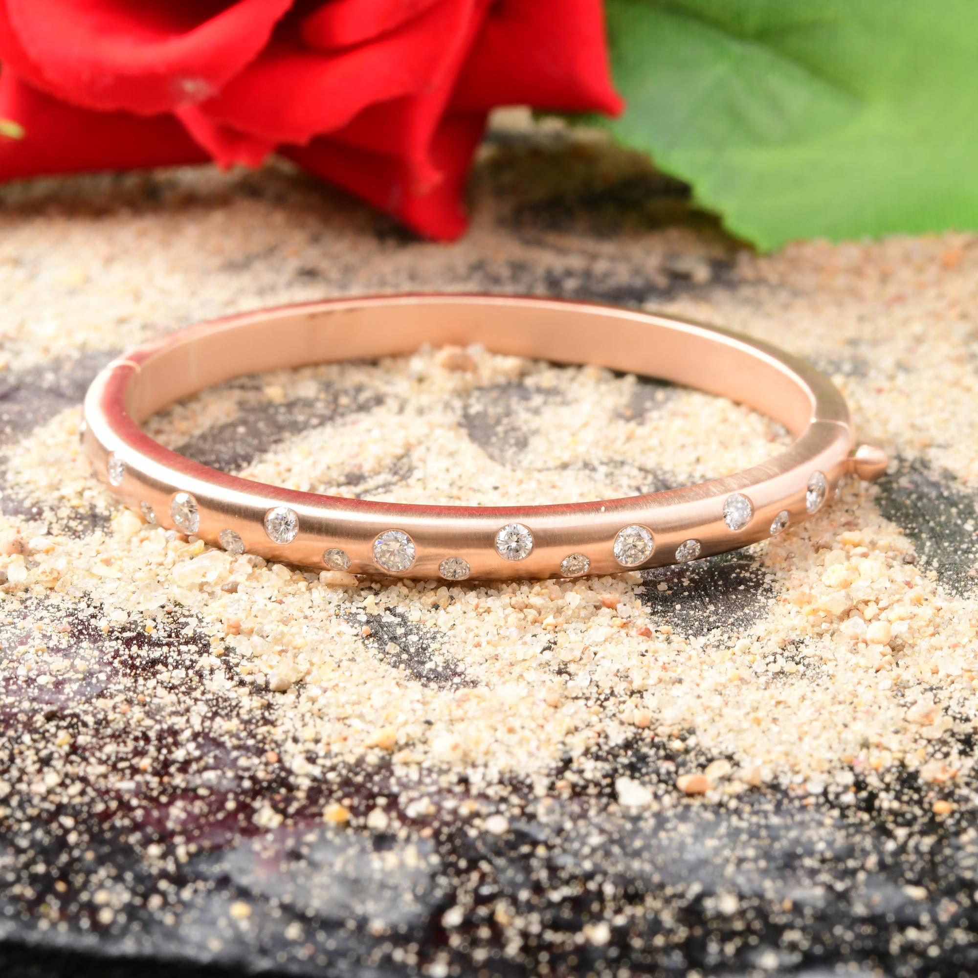 0,72 Karat SI/H Rundschliff-Diamant Burnish Set Armspange Armband 14 Karat Rose Gold im Zustand „Neu“ im Angebot in Diera, Dubai