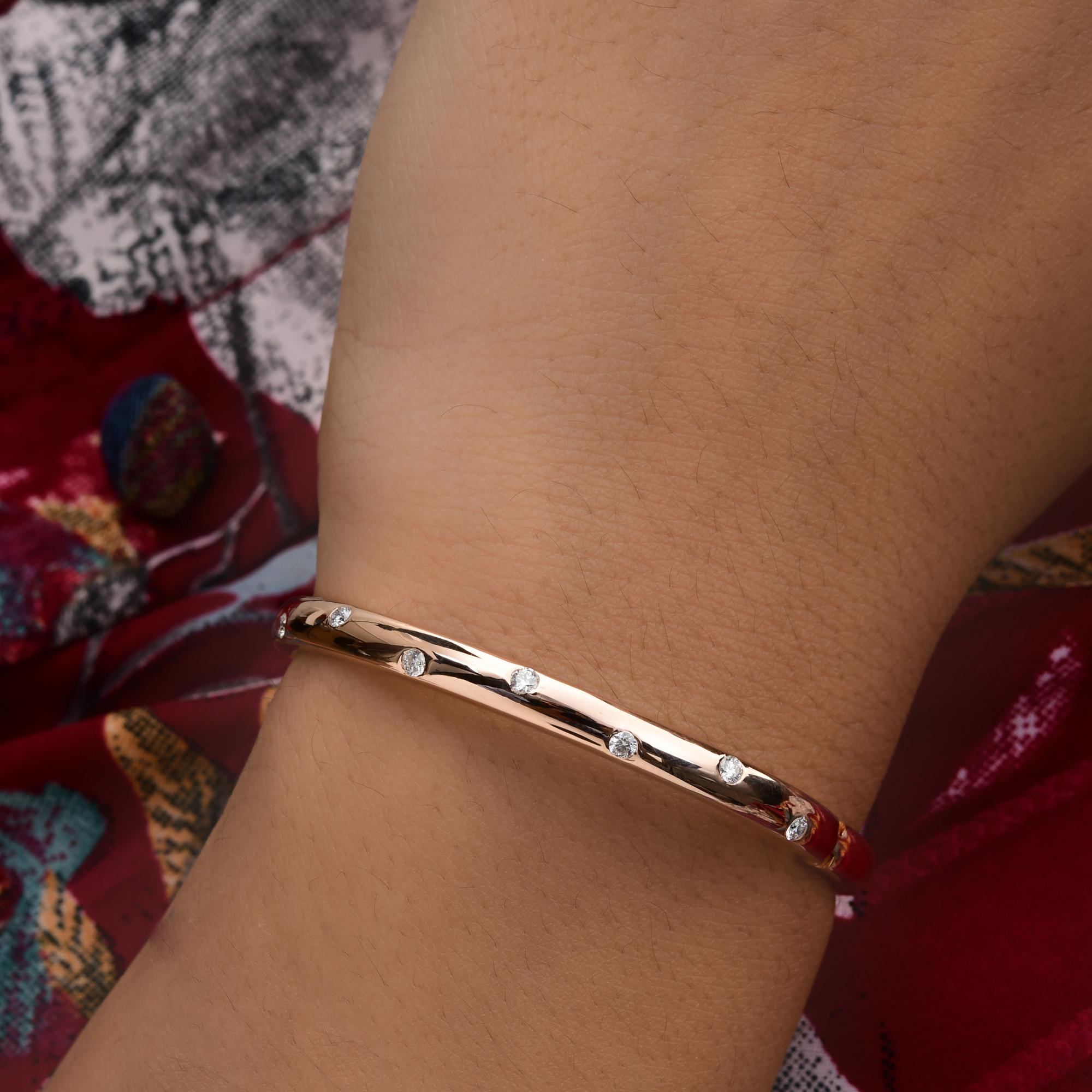 Esta pulsera brazalete de oro rosa de 18 quilates con diamantes de talla redonda SI/H de 0,72 quilates tiene diamantes de talla redonda en un engaste bruñido. 
Los diamantes son un símbolo universal de eternidad y fuerza. Es una piedra de nacimiento