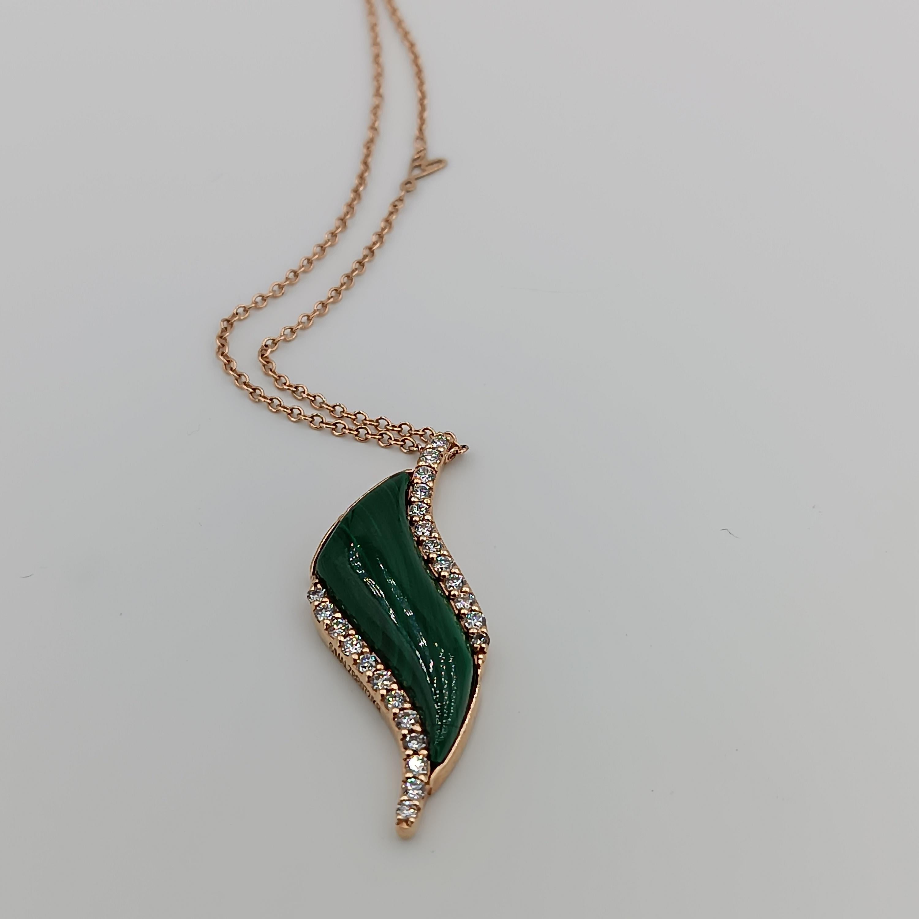 This wonderful Leo Milano pendant from our Conchetta  collection shows in every detail a very complicated yet perfectly done workmanship. The pendant and the chain are in 18 carat rose gold with malachite . The object weights 9.20 grams the total