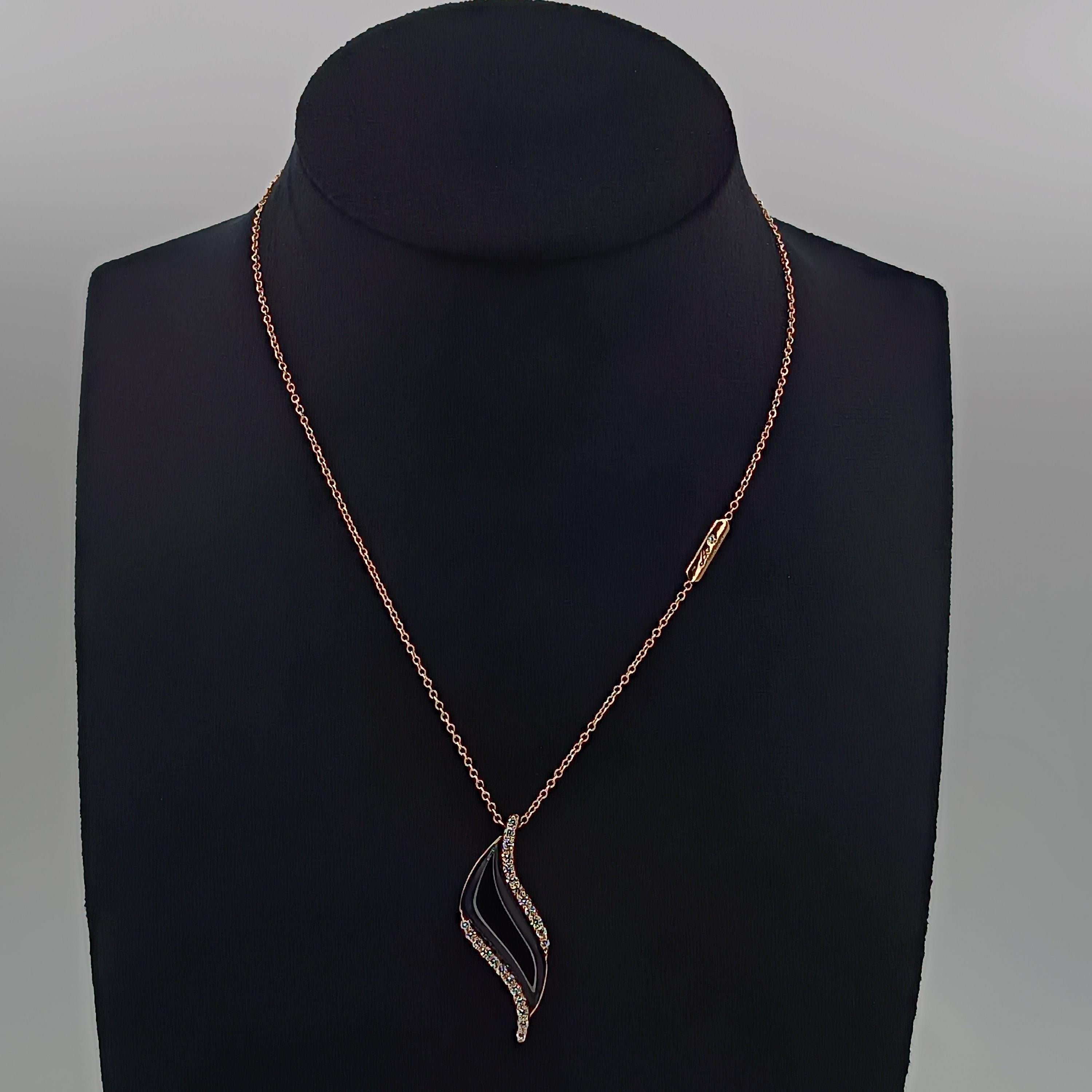 This wonderful Leo Milano pendant from our Conchetta  collection shows in every detail a very complicated yet perfectly done workmanship. The pendant and the chain are in 18 carat rose gold with onyx . The object weights 8.88 grams the total