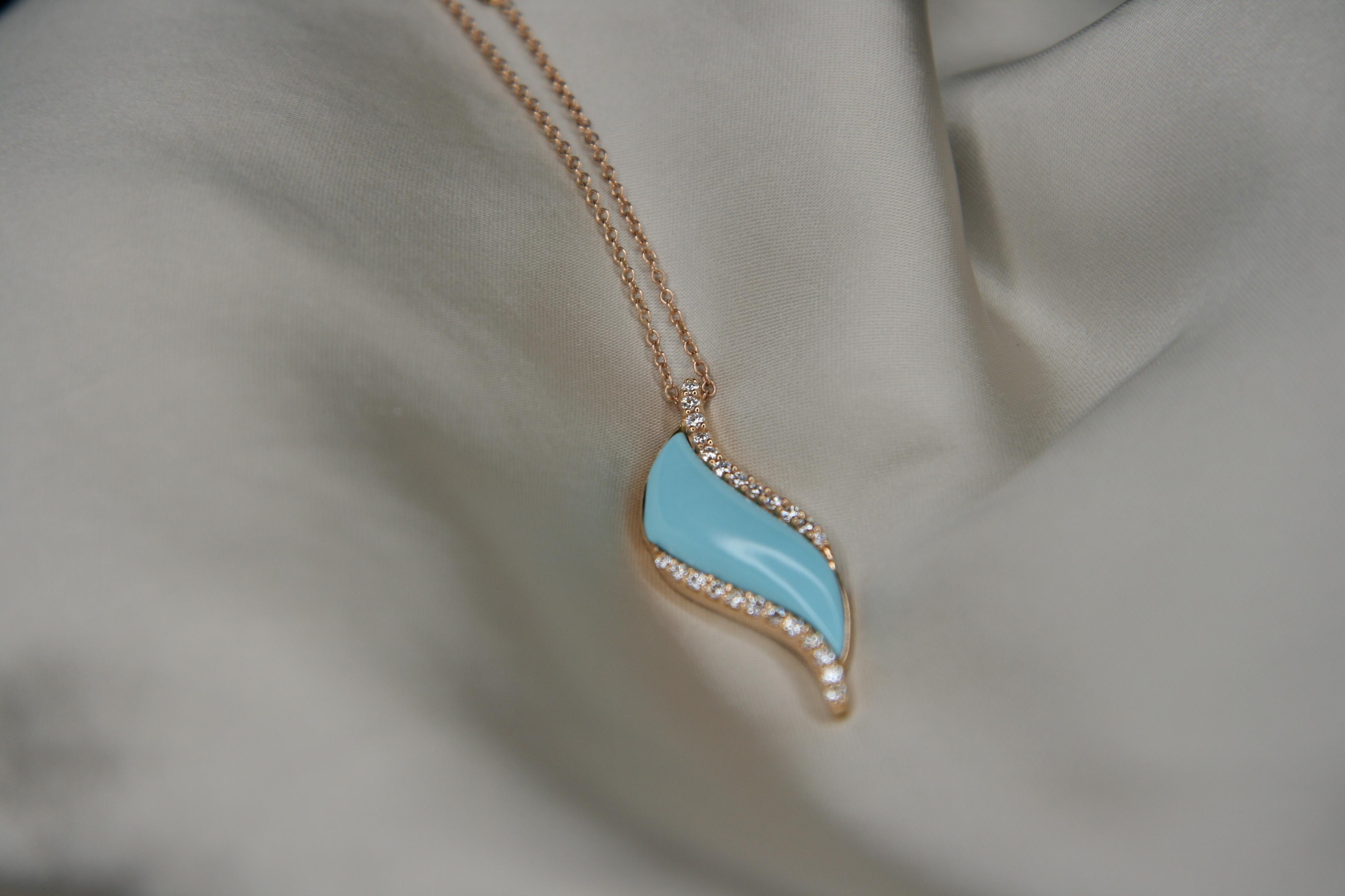 This wonderful Leo Milano pendant from our Conchetta  collection shows in every detail a very complicate yet perfectly done workmanship. The pendant and the chain are in 18 carat rose gold with turquoise paste . The object weights 8.74 grams the