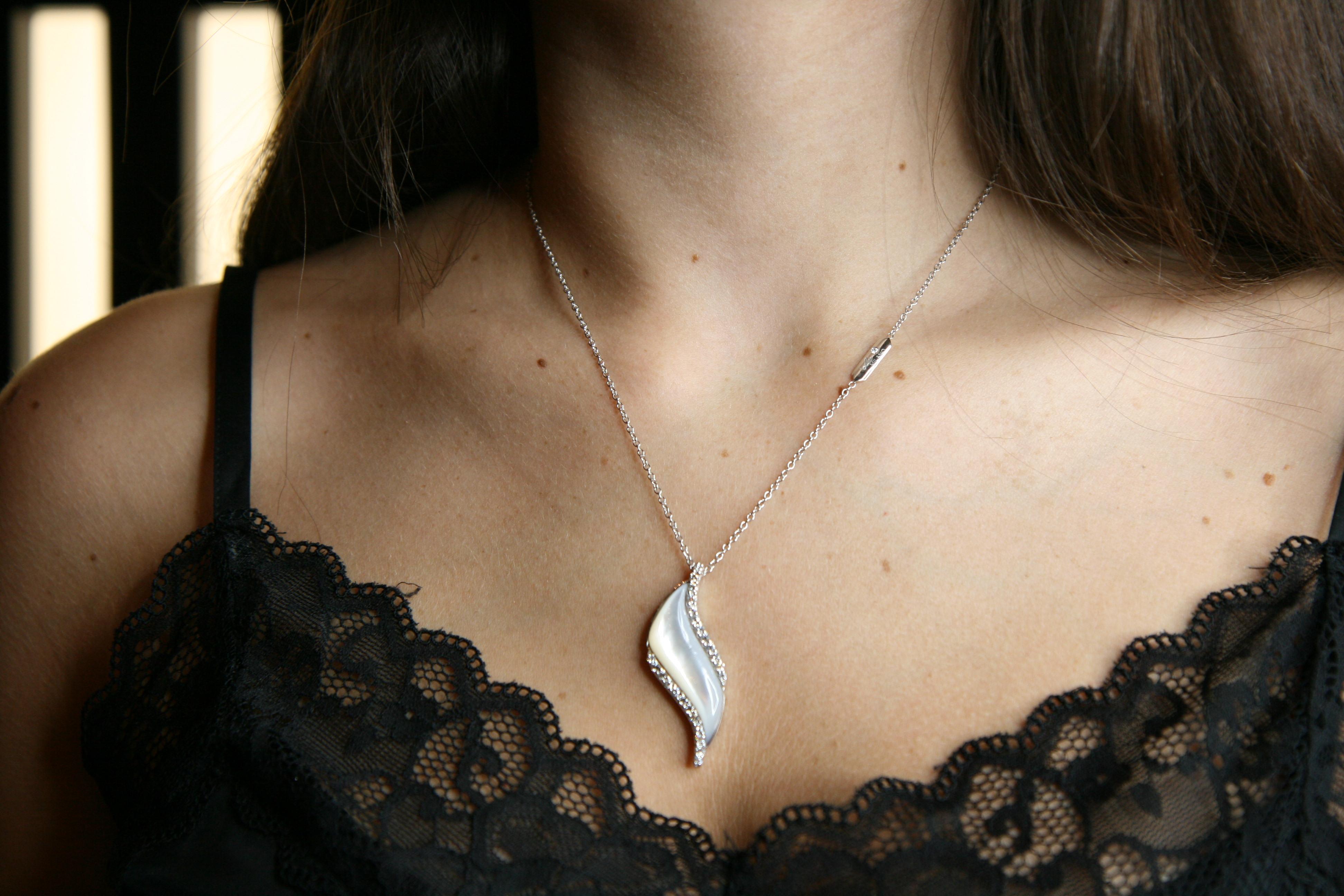 This wonderful Leo Milano pendant from our Conchetta  collection shows in every detail a very complicate yet perfectly done workmanship. The pendant and the chain are in 18 white gold with mother of pearl . The object weights 8.71 grams the total