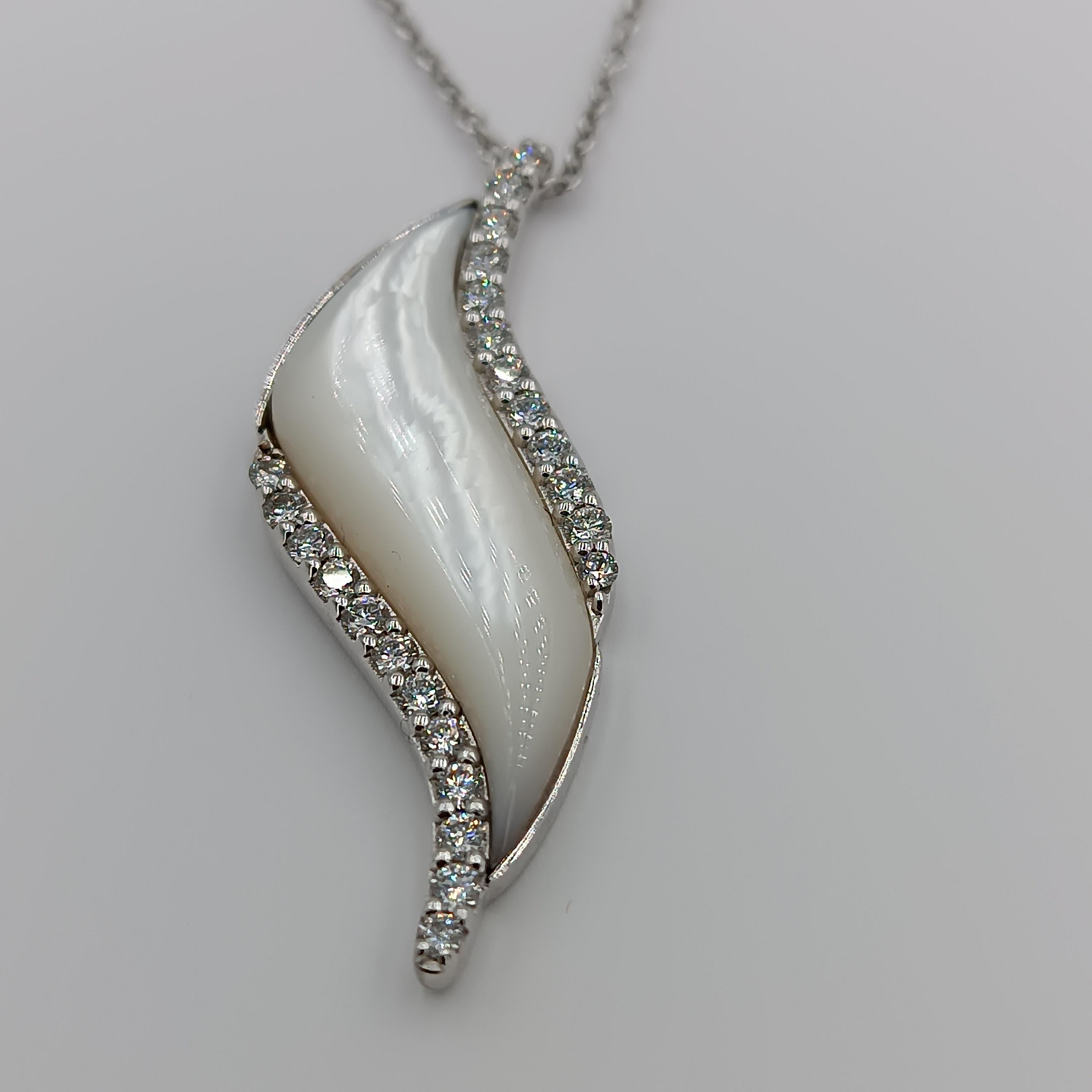Contemporary 0.72 Carat VS G Diamonds on 18 Carat White Gold Mother of Pearl Pendant For Sale