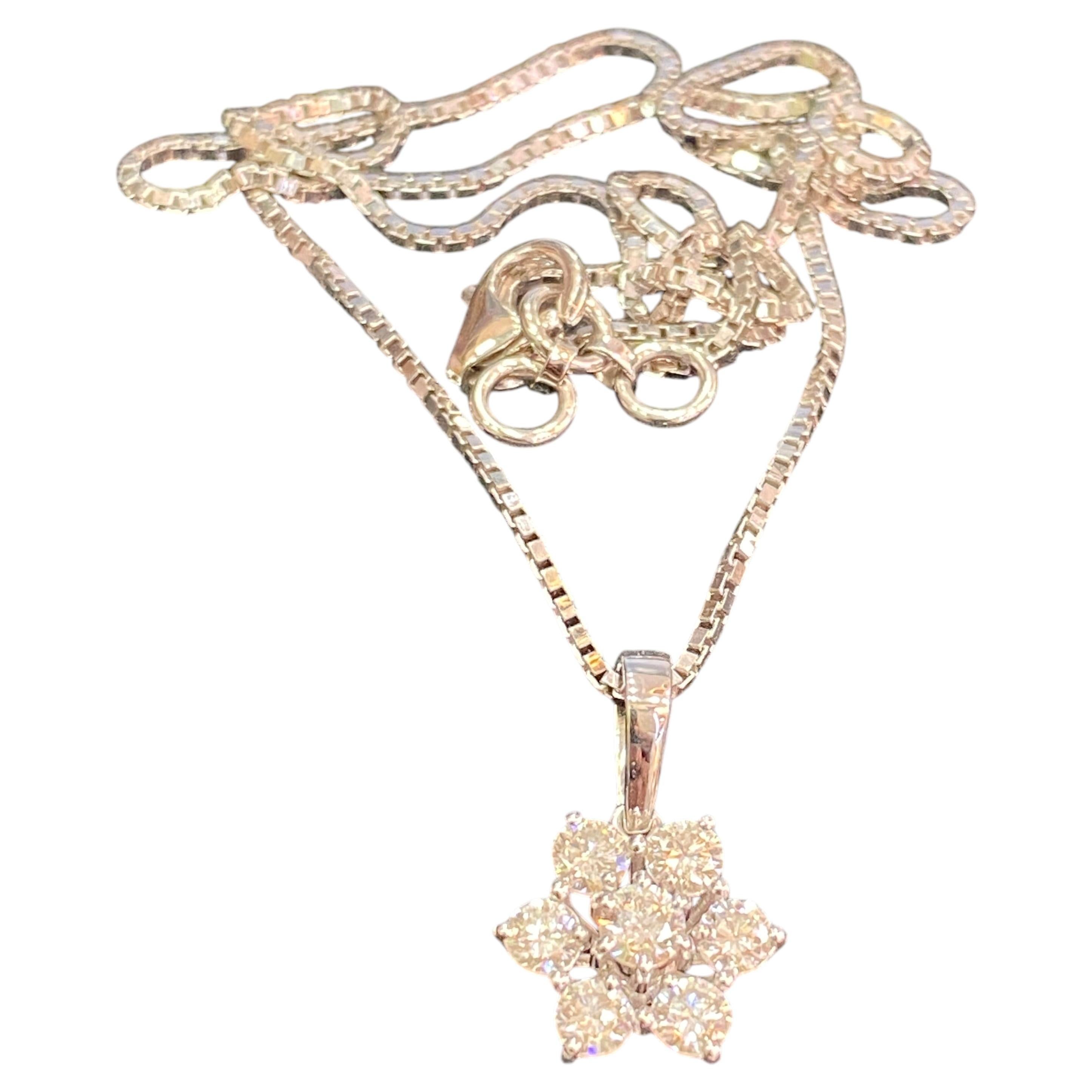 Collana floreale con diamanti tondi e brillanti da 0,72 carati F/VS1 in oro bianco 18 carati in vendita