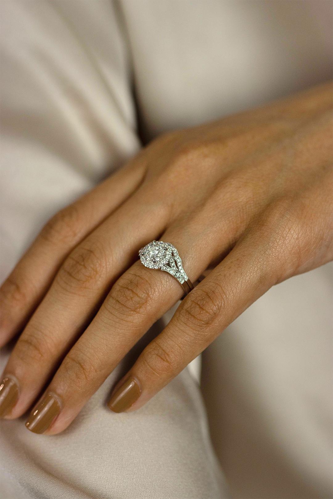 0.72 Carats Total Diamond Round Halo Illusion Engagement and Wedding Ring Set  Pour femmes en vente