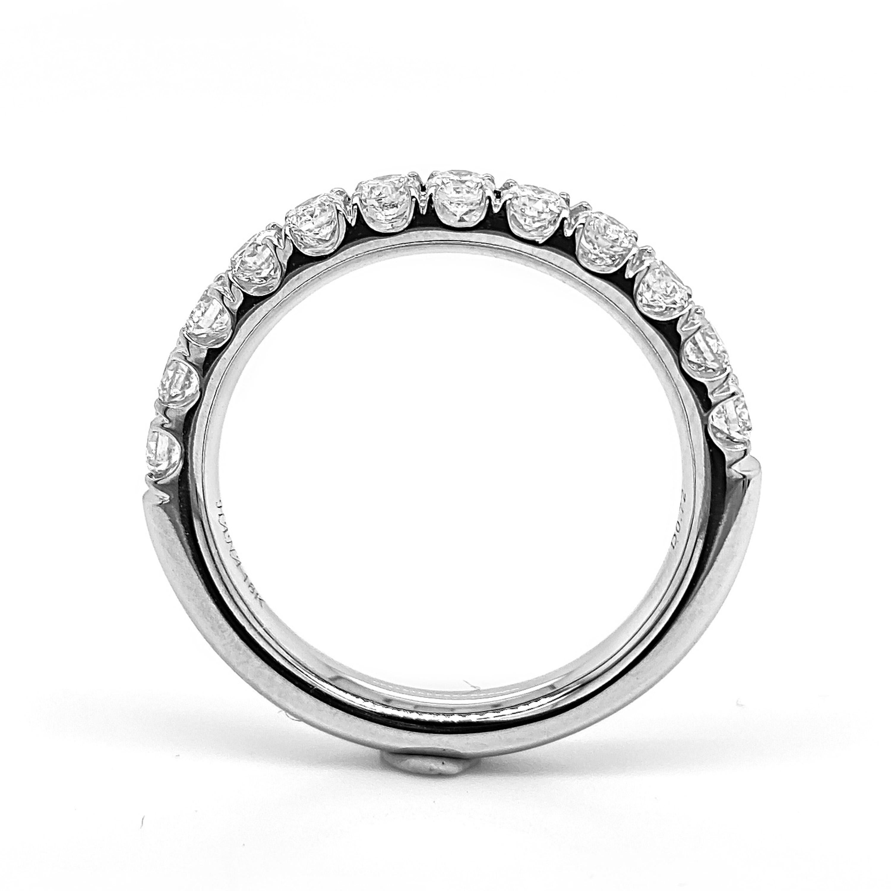 12 weiße Diamanten: 0,72 Karat
Metall: 18K Weißgold, 5,00 Gramm
