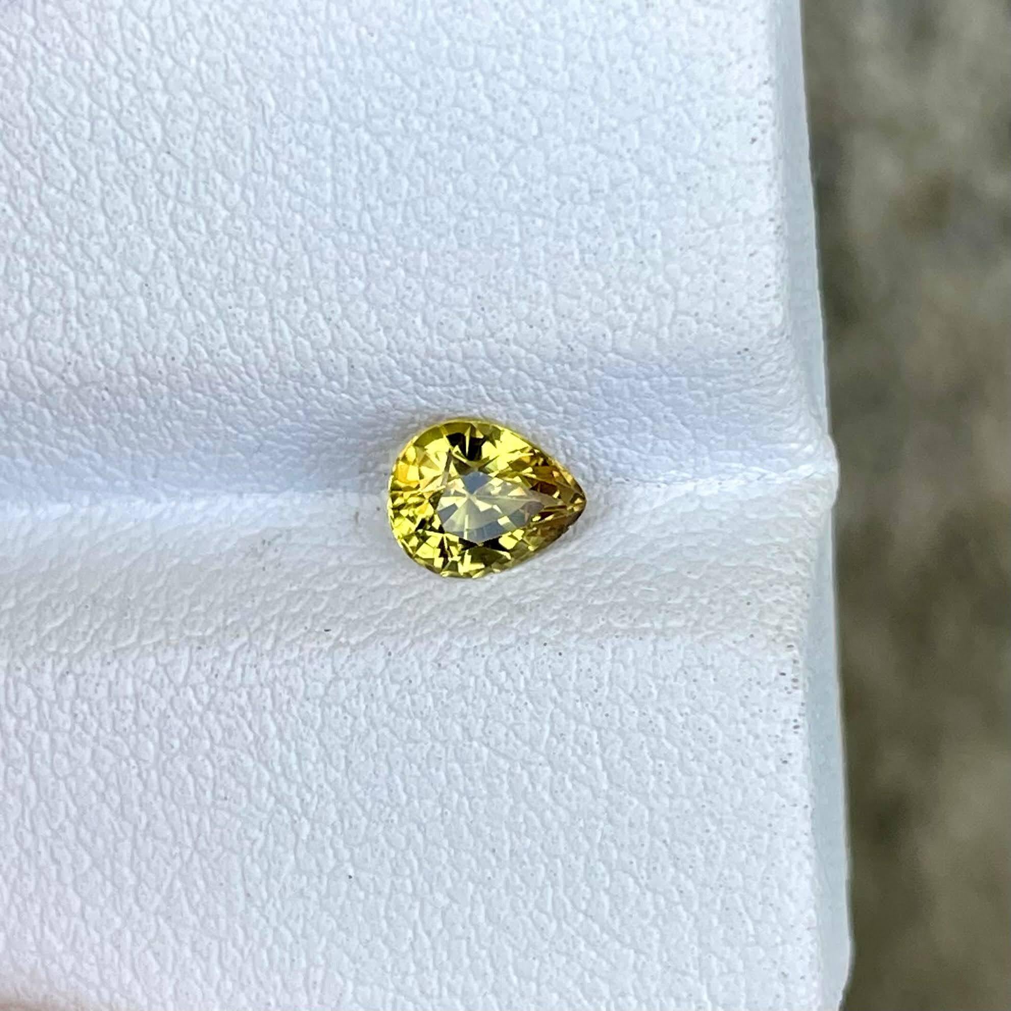 Poids 0,72 carats 
Dimensions 5,9x4,8x3,5 mm 
Traitement chauffé 
Origine Sri Lanka 
Clarté VVS 
Forme Poire 
Taillé à facettes 


Ce superbe saphir jaune naturel de 0,72 carat provenant du Sri Lanka présente une taille poire magnifiquement