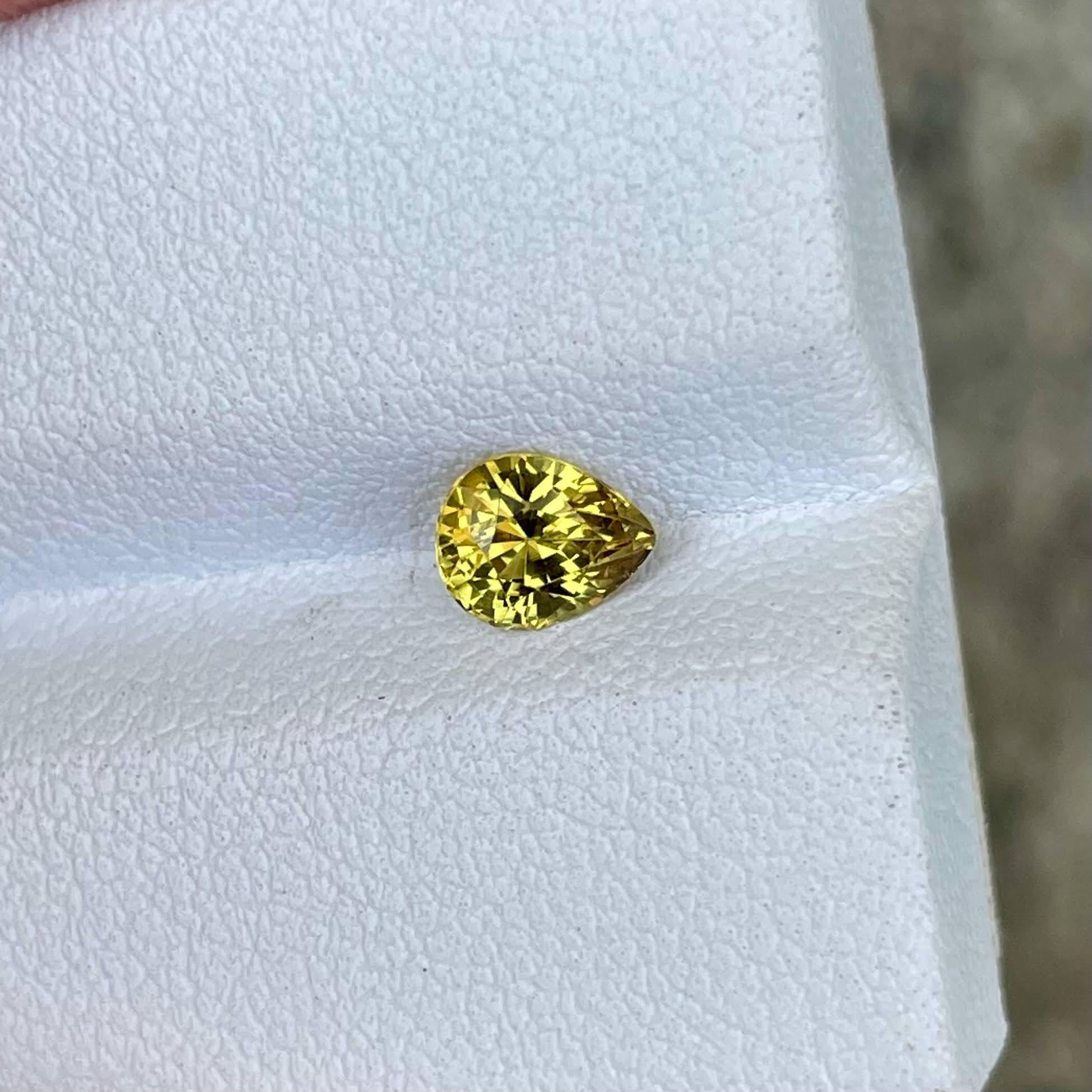 Taille poire Pierre précieuse naturelle du Sri Lanka, saphir jaune taille poire de 0,72 carat en vente