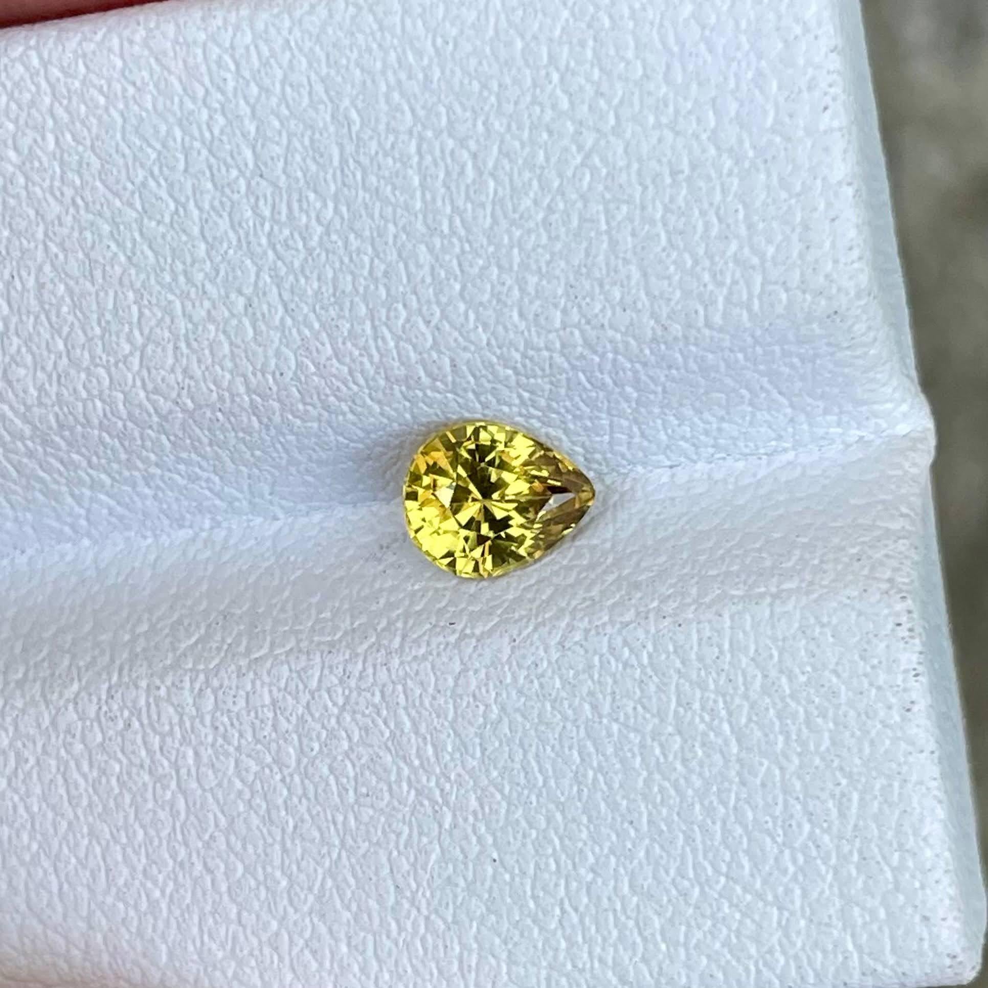Pierre précieuse naturelle du Sri Lanka, saphir jaune taille poire de 0,72 carat Neuf - En vente à Bangkok, TH