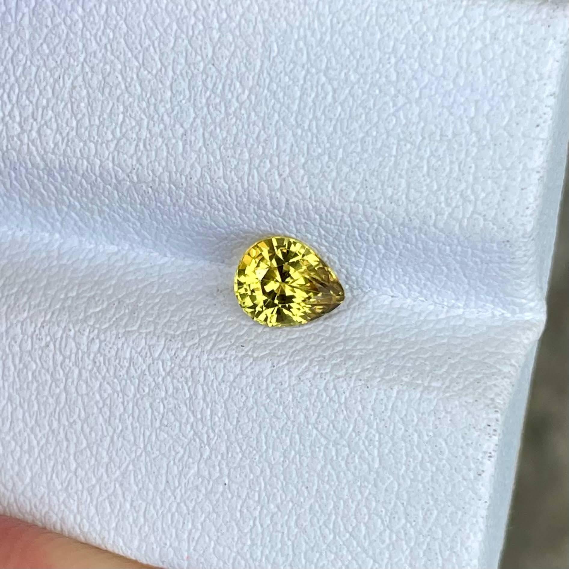 Pierre précieuse naturelle du Sri Lanka, saphir jaune taille poire de 0,72 carat Unisexe en vente