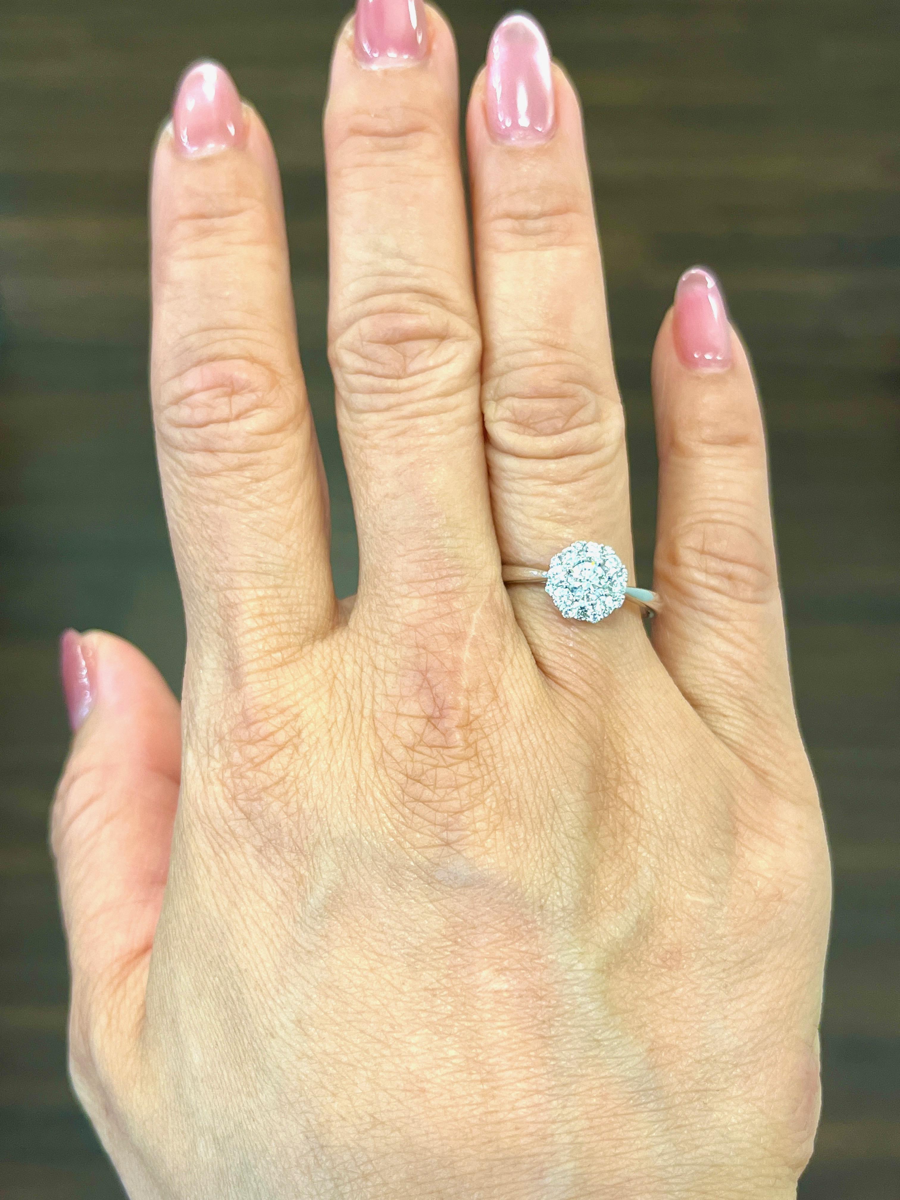 Dieser wunderschöne Diamant besteht aus 17 Diamanten mit einem Gewicht von 0,72 Karat, gefasst in 18 Karat Weißgold. Die Diamanten sind F/G in der Farbe und VS1/VS2 in der Reinheit. Eine schöne Ergänzung für jede Juweliersammlung. 