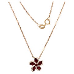 Collier pendentif fleur en or rose 18 carats avec diamants 0,15 carat et rubis 0,72 carat