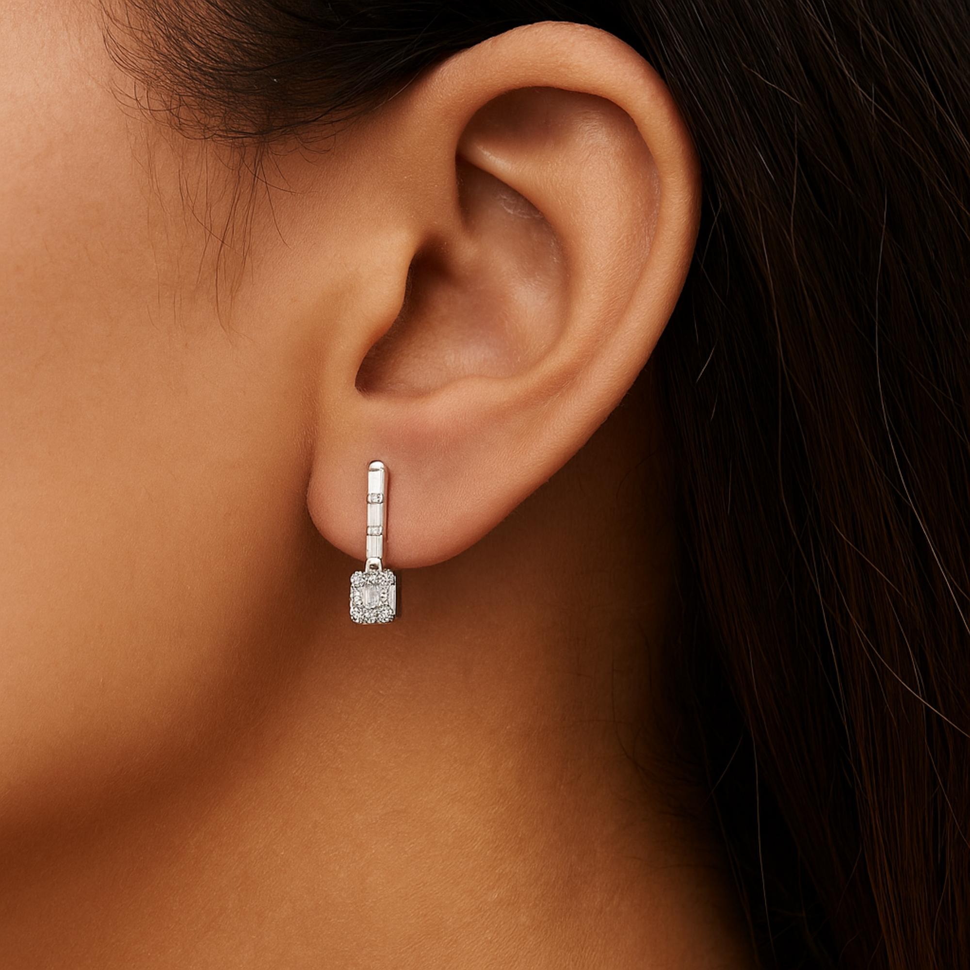 0,72 Karat Natürlicher SI/HI Farbe Gemischter Schliff Diamant Zierlicher Reif Ohrringe 18K Weißgold
Diese Ohrringe aus elegantem Weißgold zeichnen sich durch eine vertikale Linie aus Diamanten im Baguetteschliff aus, die zu einem Tropfen aus