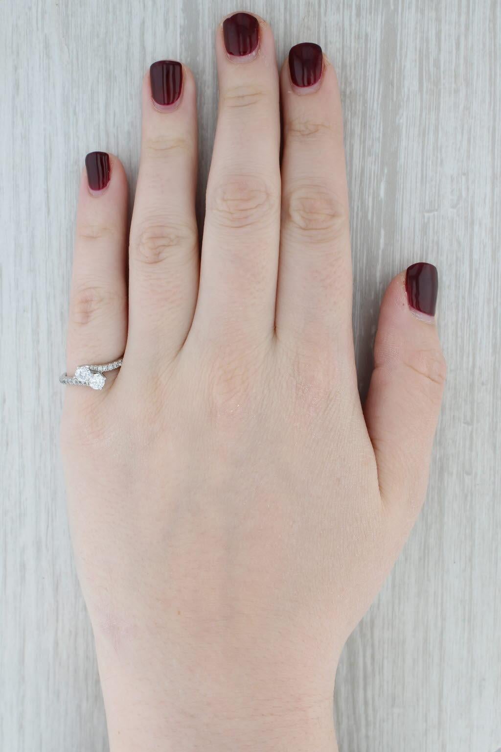 0.72ctw Anillo Bypass de 2 Diamantes Aniversario de Compromiso en Oro Blanco de 14k Talla 7.5 en venta 3