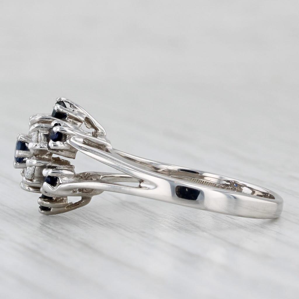 0,72 Karat Blauer Saphir Diamant Blumen-Cluster-Ring 14k Weißgold Größe 7 (Rundschliff) im Angebot