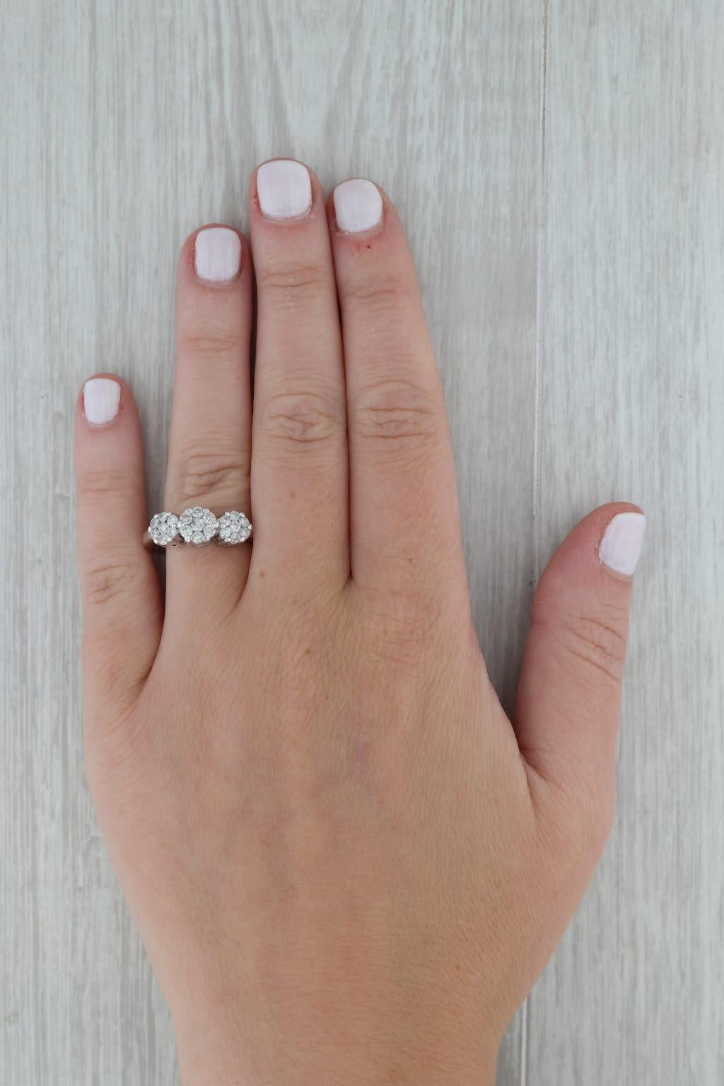 0,72 Karat Diamant-Blumen-Cluster-Ring 14k Weißgold Größe 7 Verlobungsring Vintage im Zustand „Gut“ im Angebot in McLeansville, NC