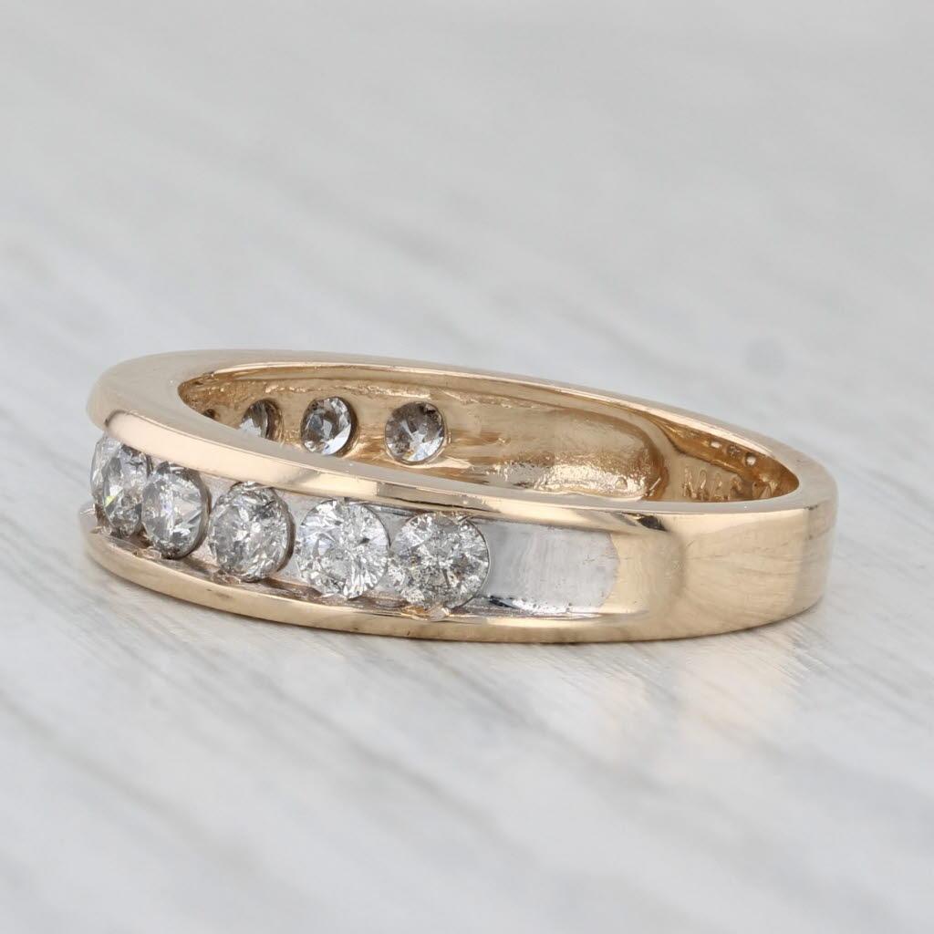 Informations sur les pierres précieuses :
- Diamants naturels -
Total des carats - 0.72ctw
Taille - Brilliante ronde
Couleur - K - L.
Clarté - I1 - I2

Métal : Or jaune 14k
Poids : 3,9 grammes 
Timbres : 14k
Hauteur de la face : 4.8 mm 
Hauteur