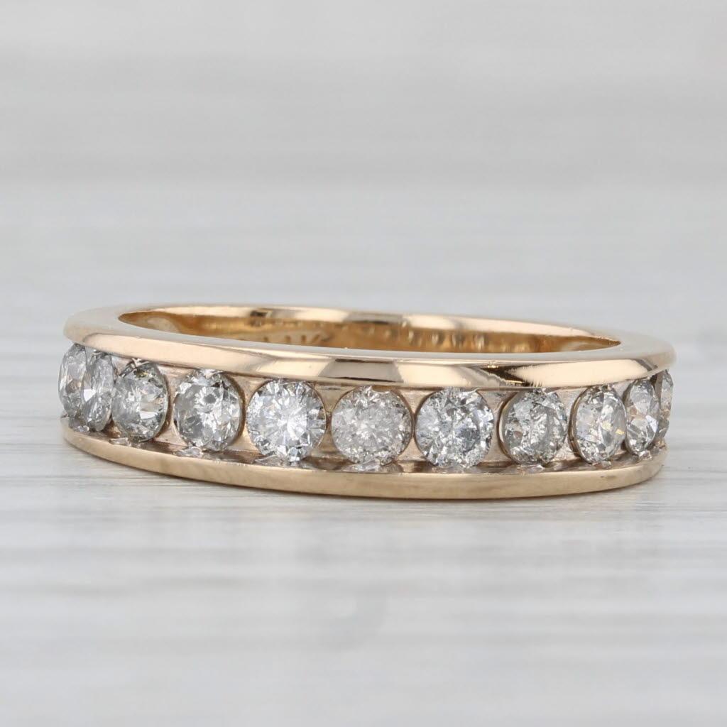 Alliance d'anniversaire en or jaune 14 carats avec diamants pavés de 0,72 carat, taille 7-7,25 Bon état - En vente à McLeansville, NC