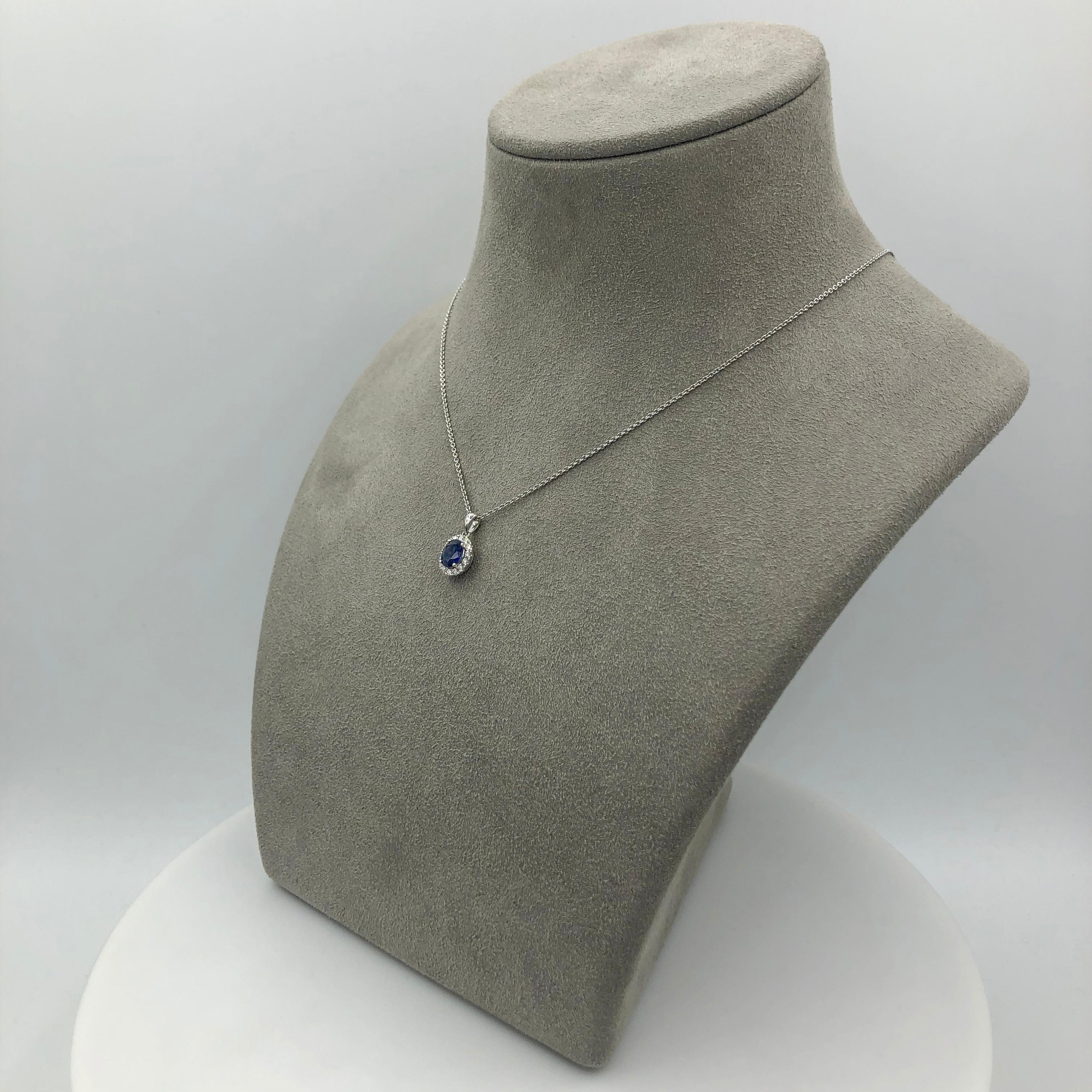 Roman Malakov 0.73 Carats Blue Sapphire with Diamond Halo Pendant Necklace In New Condition For Sale In New York, NY