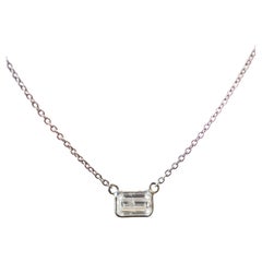 Collier solitaire fait main en or blanc 14 carats avec diamants et émeraudes de 0,73 carat